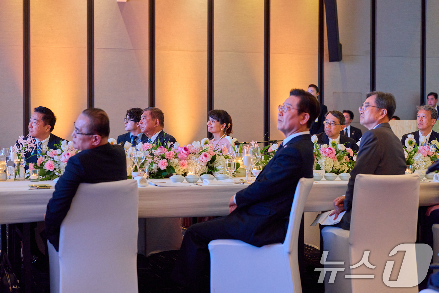 (서울=뉴스1) 허경 기자 = 이재명 대통령과 이시바 시게루 일본 총리가 지난 30일 부산 웨스틴조선에서 유홍준 국립중앙박물관 관장의 식전 브리핑을 듣고 있다. (이재명 대통령 S …