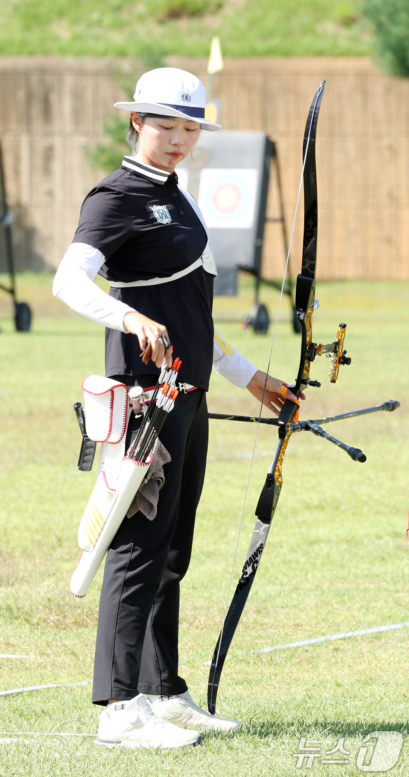 (광주=뉴스1) 이승현 기자 = 현대자동차 정몽구배 한국양궁대회 2025가 개막한 1일 광주 남구 국제양궁장에서 한국체육대학교 소속 임시현 선수가 화살을 쏠 준비를 하고 있다. 2 …