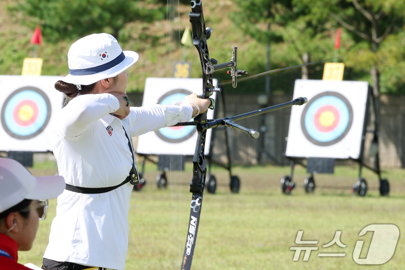 (광주=뉴스1) 이승현 기자 = 현대자동차 정몽구배 한국양궁대회 2025가 개막한 1일 광주 남구 국제양궁장에서 현대모비스 소속 강채영 선수가 화살을 쏘고 있다. 2025.10.1 …