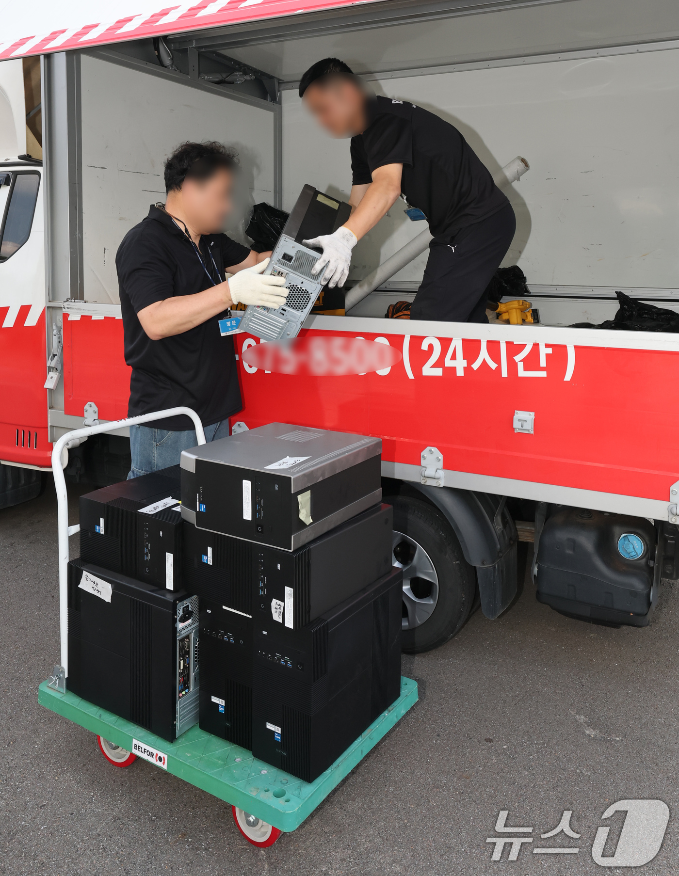 (대전=뉴스1) 김기태 기자 = 1일 오후 대전 국가정보자원관리원 화재 현장에서 복구업체 관계자들이 컴퓨터를 수거하고 있다. 2025.10.1/뉴스1