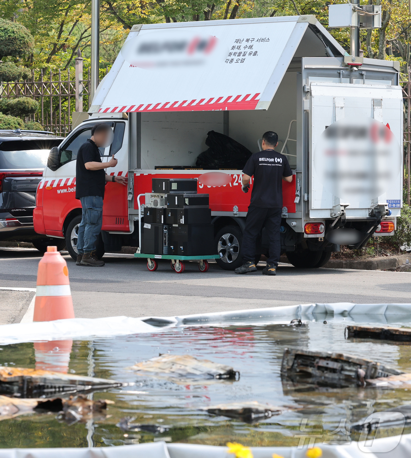 (대전=뉴스1) 김기태 기자 = 1일 오후 대전 국가정보자원관리원 화재 현장에서 복구업체 관계자들이 컴퓨터를 수거하고 있다. 2025.10.1/뉴스1