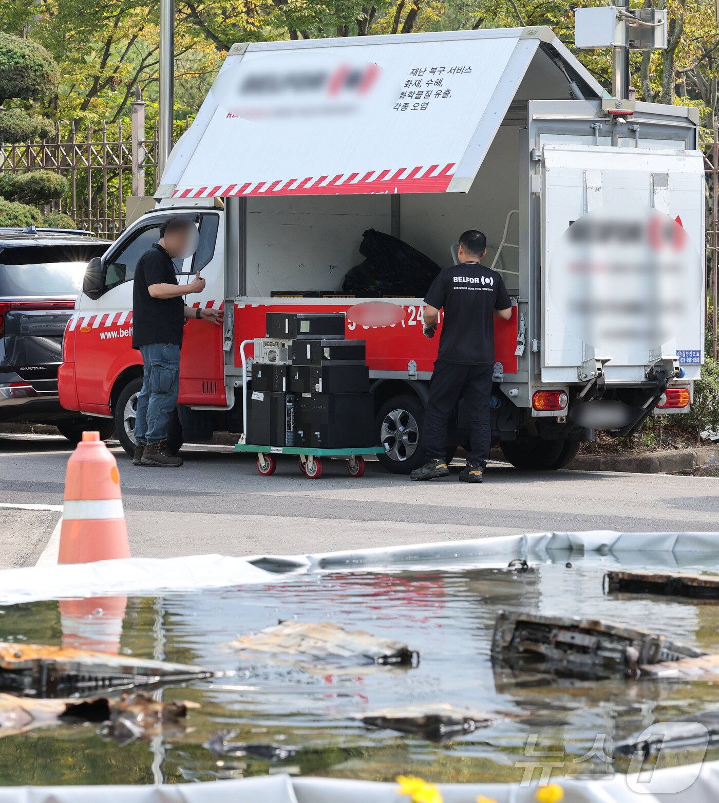 본문 이미지 - 1일 오후 대전 국가정보자원관리원 화재 현장에서 복구업체 관계자들이 컴퓨터를 수거하고 있다. 2025.10.1/뉴스1 ⓒ News1 김기태 기자