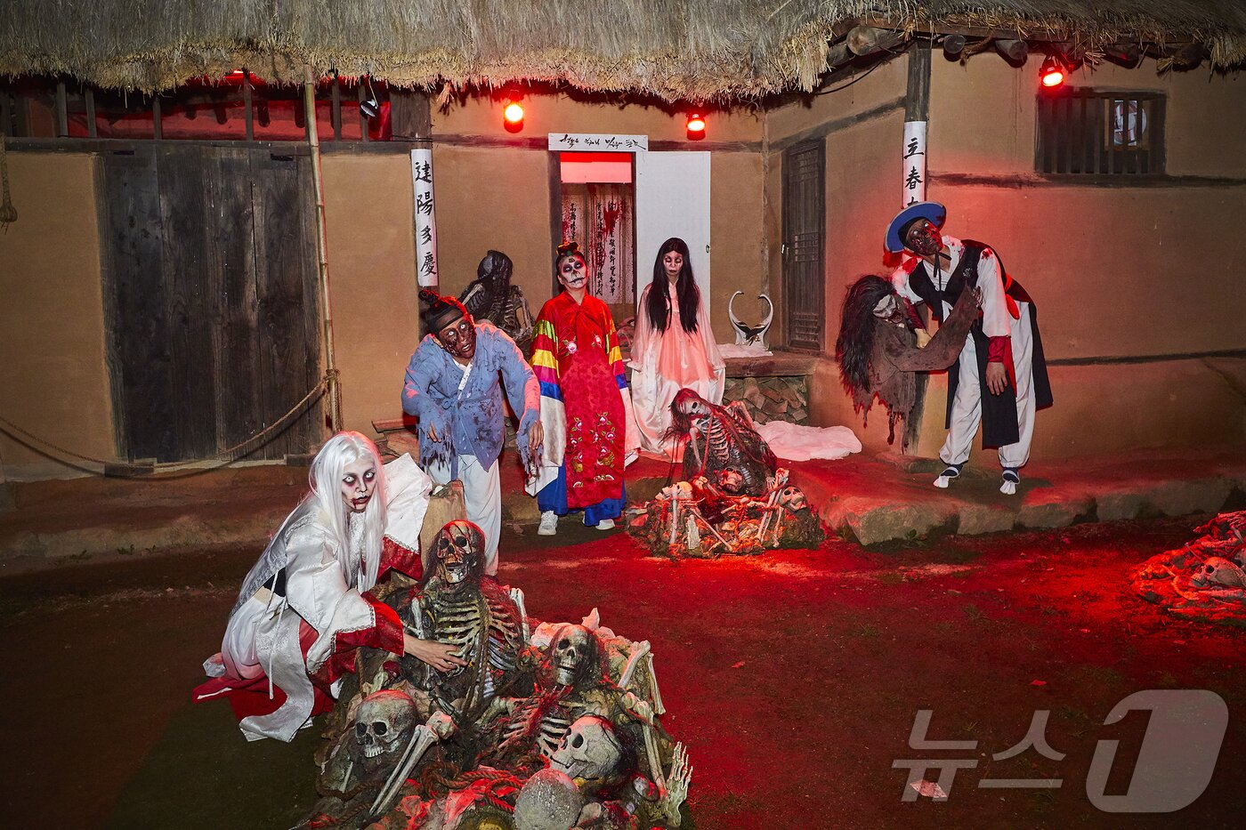 본문 이미지 - 한국민속촌 심야공포촌 귀신&#40;한국민속촌 제공&#41; ⓒ News1 윤슬빈 관광전문기자