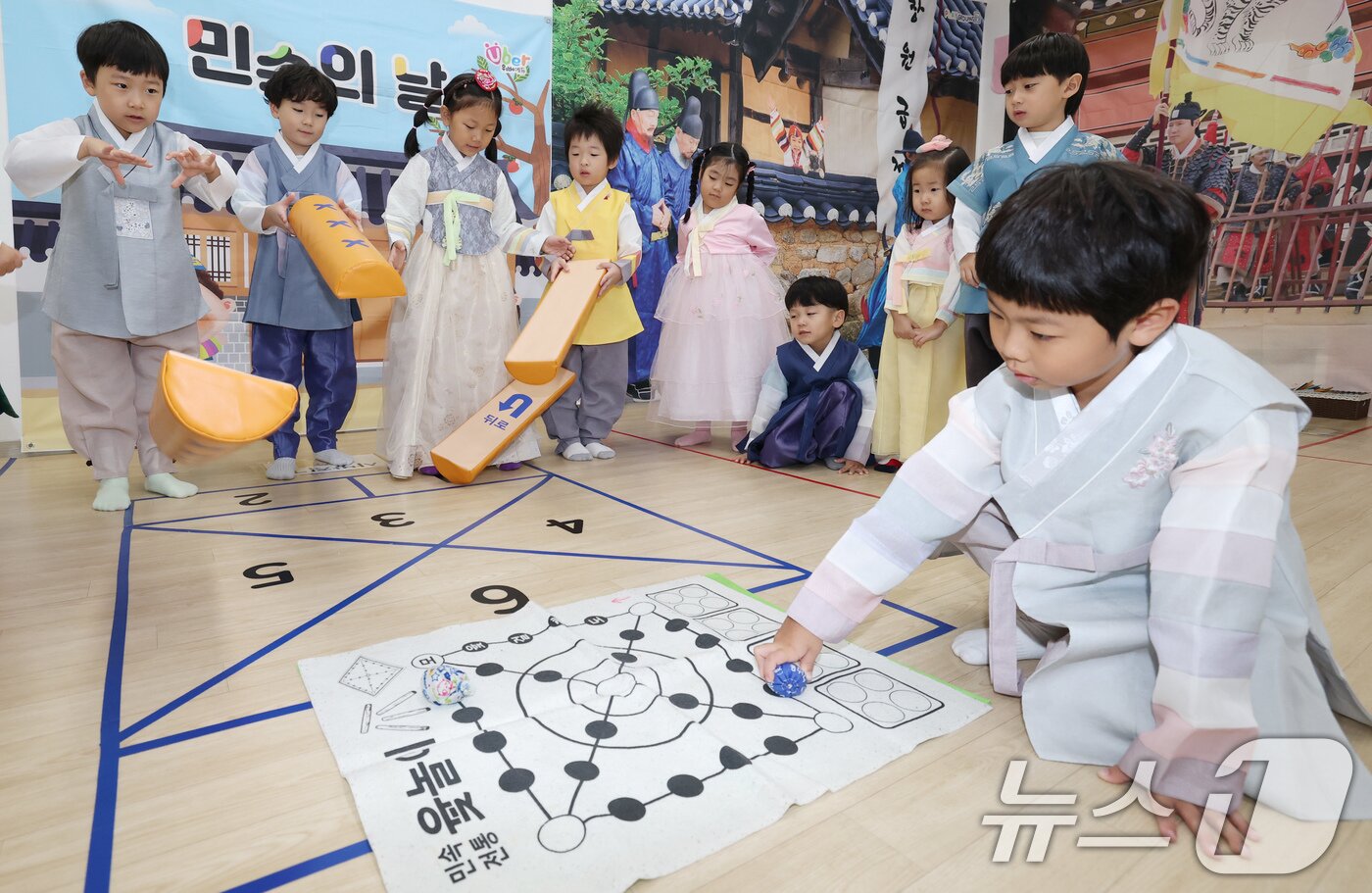 본문 이미지 - 1일 대전 서구청 직장어린이집 원생들이 추석을 앞두고 전통놀이를 즐기고 있다. 2025.10.1/뉴스1 ⓒ News1 김기태 기자