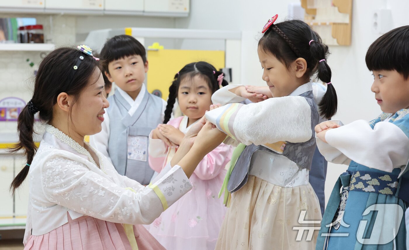본문 이미지 - 1일 대전 서구청 직장어린이집 원생들이 추석을 앞두고 예절을 배우고 있다. 2025.10.1/뉴스1 ⓒ News1 김기태 기자