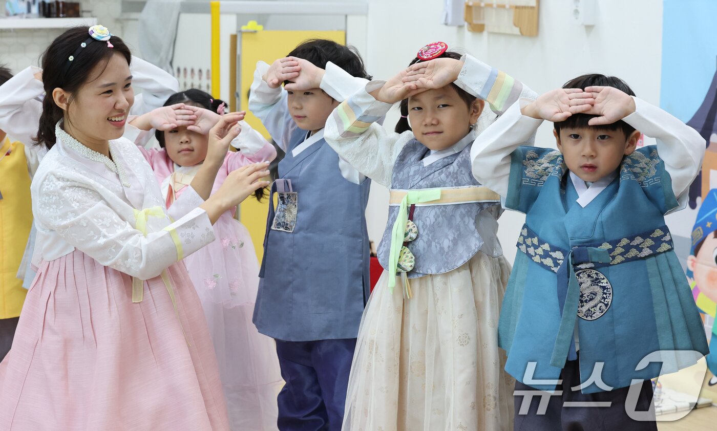 본문 이미지 - 1일 대전 서구청 직장어린이집 원생들이 추석을 앞두고 예절을 배우고 있다. 2025.10.1/뉴스1 ⓒ News1 김기태 기자