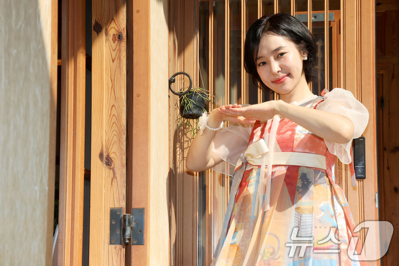 (서울=뉴스1) 이광호 기자 = 가수 홍자가 서울 종로구 청진공원 종로정원사의 집에서 뉴스1과 인터뷰에 앞서 한복을 입고 추석 인사를 전하고 있다. 2025.10.4/뉴스1