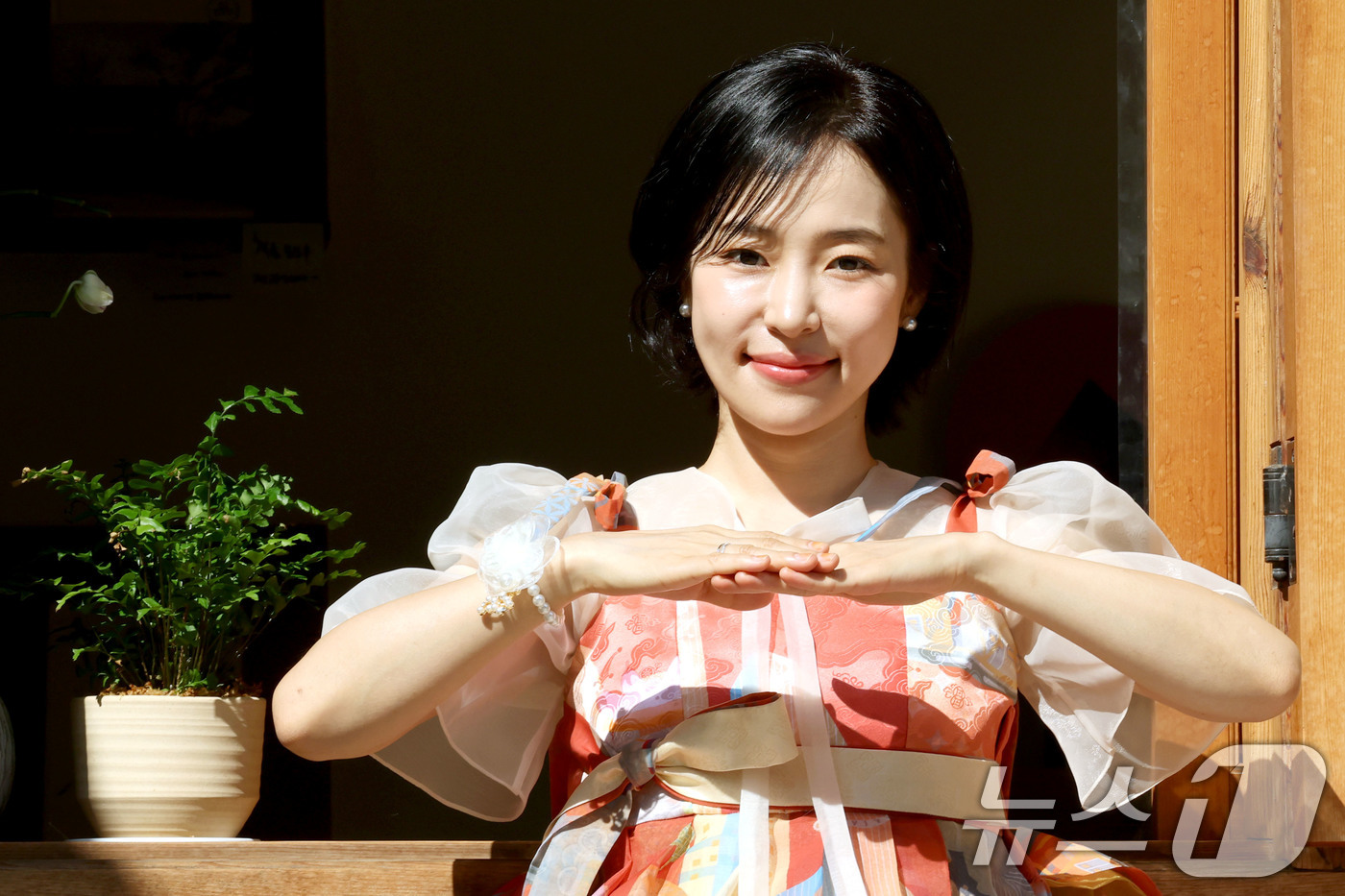 (서울=뉴스1) 이광호 기자 = 가수 홍자가 서울 종로구 청진공원 종로정원사의 집에서 뉴스1과 인터뷰에 앞서 한복을 입고 추석 인사를 전하고 있다. 2025.10.4/뉴스1