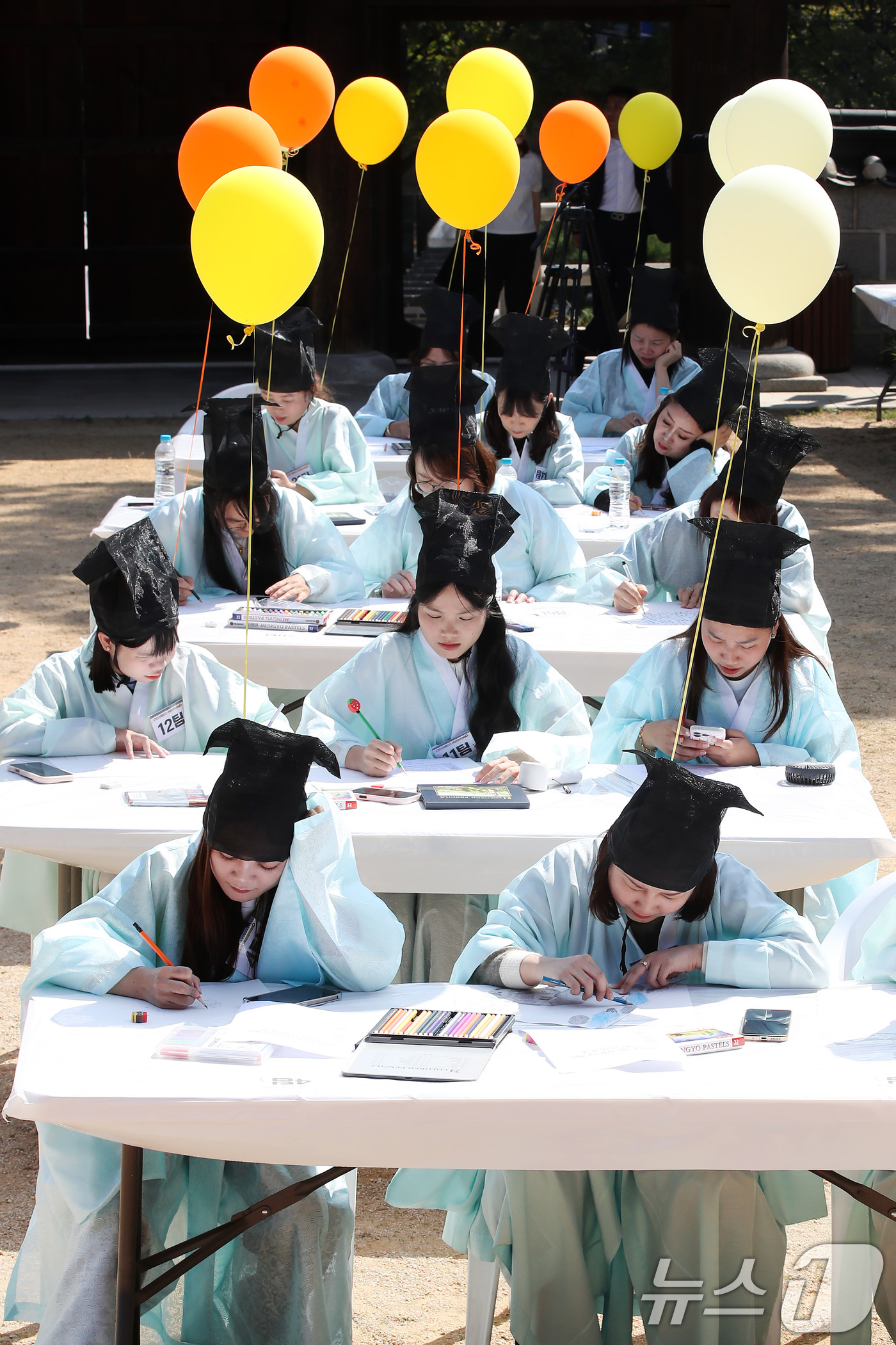 (대구=뉴스1) 공정식 기자 = 1일 오전 대구 달서구 병암서원에서 열린 '제579돌 한글날 기념 다문화 한글 백일장'에 참가한 다문화 가족과 외국인, 지역 주민 등이 수필·시화· …