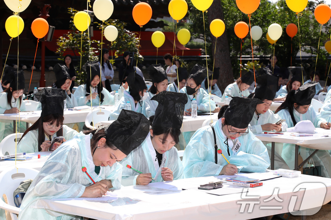 (대구=뉴스1) 공정식 기자 = 1일 오전 대구 달서구 병암서원에서 열린 '제579돌 한글날 기념 다문화 한글 백일장'에 참가한 다문화 가족과 외국인, 지역 주민 등이 수필·시화· …