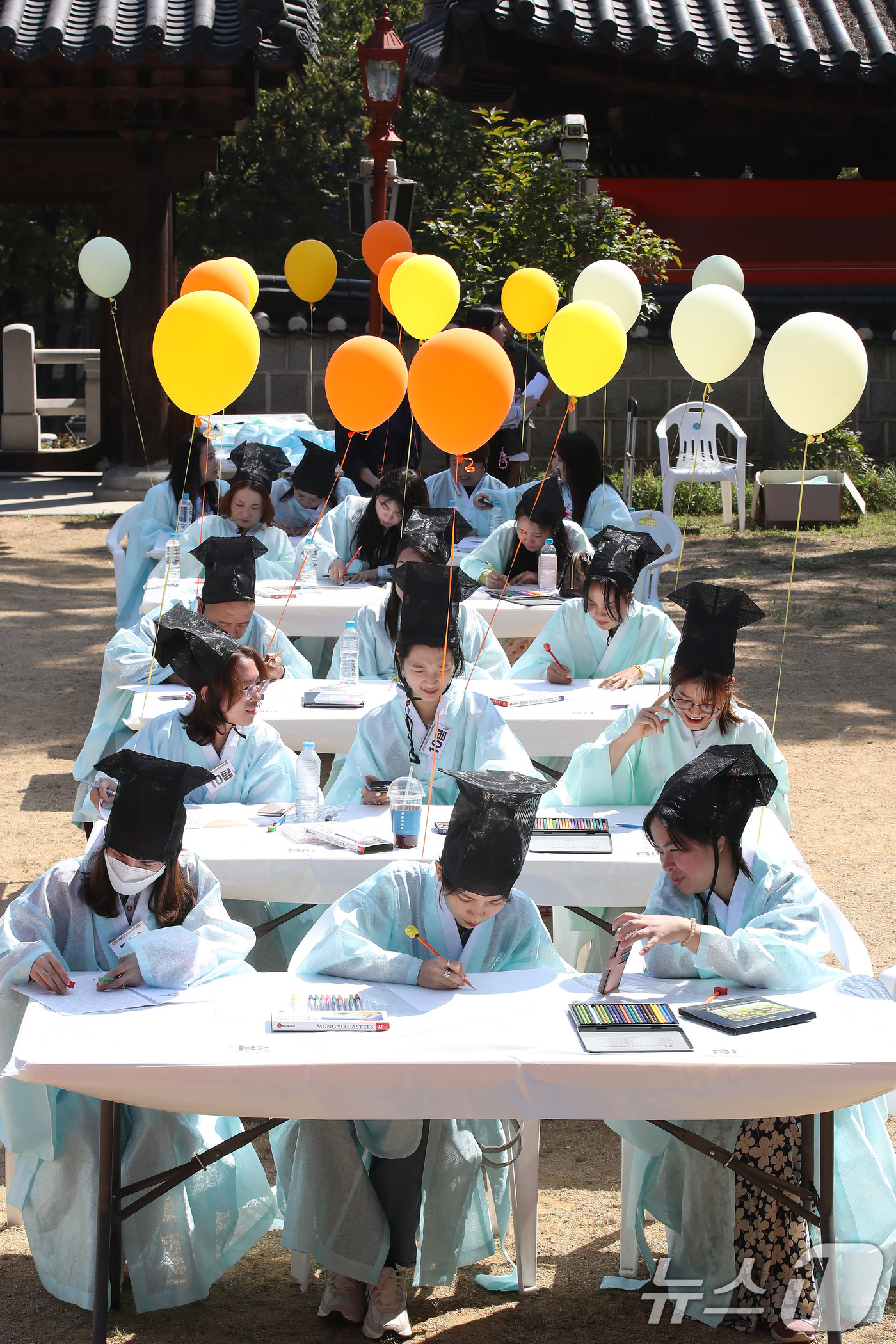 (대구=뉴스1) 공정식 기자 = 1일 오전 대구 달서구 병암서원에서 열린 '제579돌 한글날 기념 다문화 한글 백일장'에 참가한 다문화 가족과 외국인, 지역 주민 등이 수필·시화· …