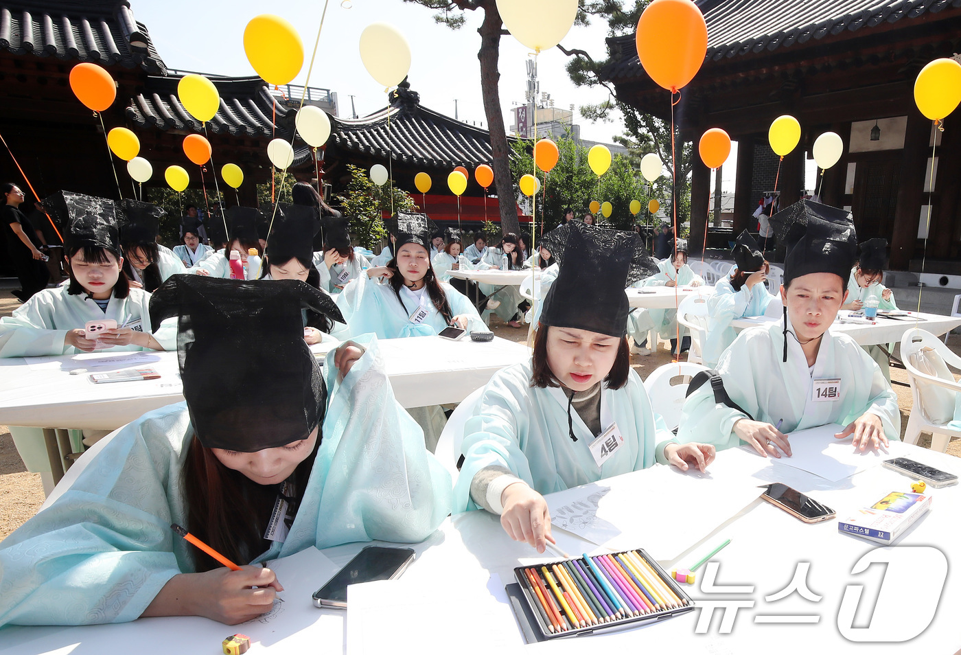 (대구=뉴스1) 공정식 기자 = 1일 오전 대구 달서구 병암서원에서 열린 '제579돌 한글날 기념 다문화 한글 백일장'에 참가한 다문화 가족과 외국인, 지역 주민 등이 수필·시화· …