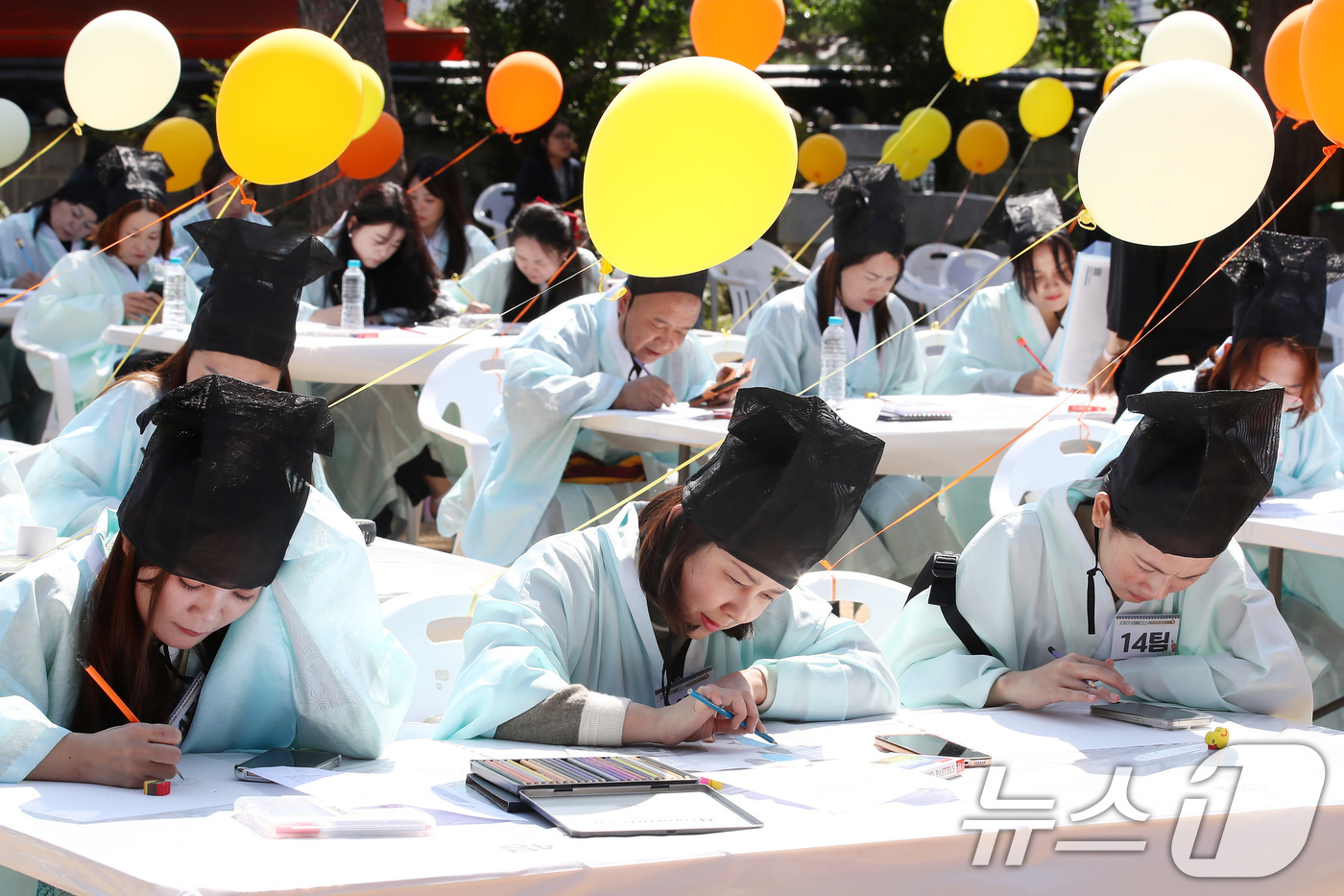 (대구=뉴스1) 공정식 기자 = 1일 오전 대구 달서구 병암서원에서 열린 '제579돌 한글날 기념 다문화 한글 백일장'에 참가한 다문화 가족과 외국인, 지역 주민 등이 수필·시화· …