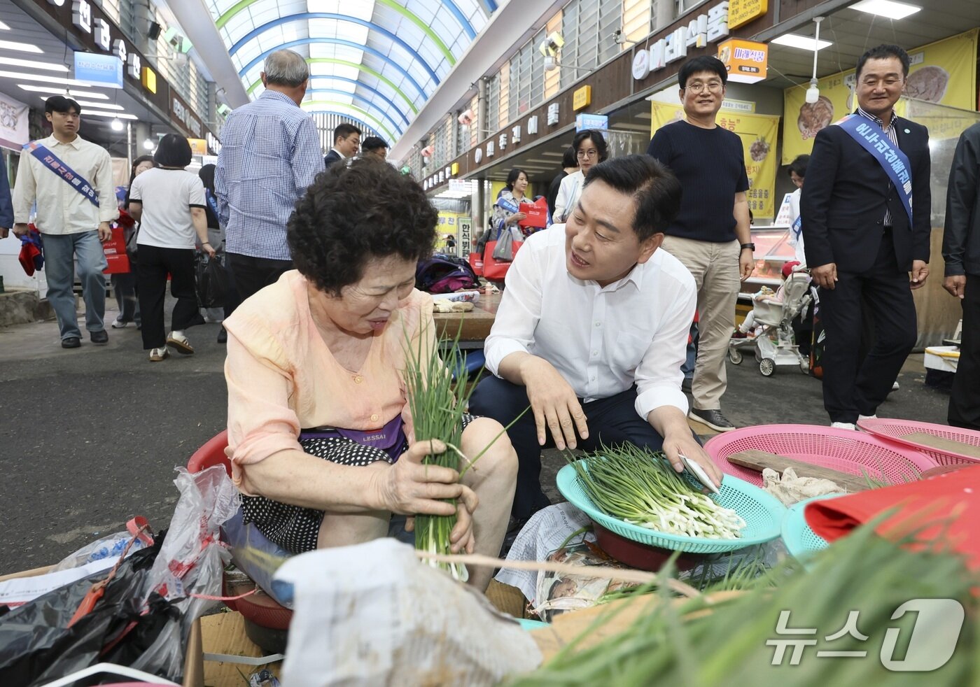 본문 이미지 - 추석 명절을 앞두고 1일 전주 신중앙시장을 찾은 김관영 전북지사가 한 상인과 이야기를 나누고 있다.&#40;전북도 제공. 재판매 및 DB금지&#41;/뉴스1 