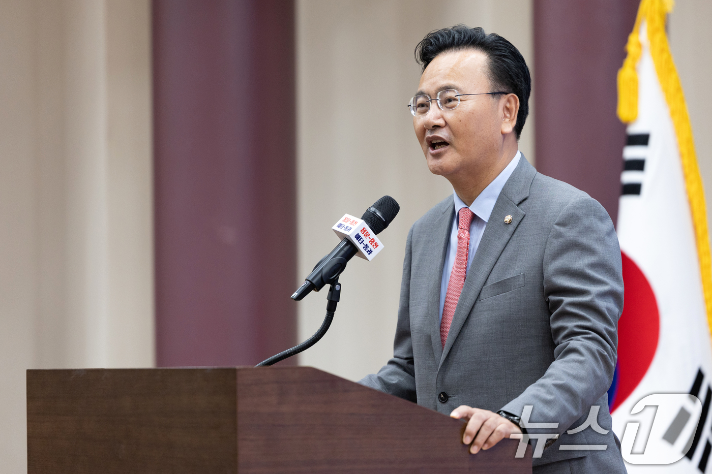 (서울=뉴스1) 이승배 기자 = 유상범 국민의힘 원내수석부대표가 1일 서울 여의도 국회에서 열린 '용문~홍천 광역철도 정책토론회' 환영사하고 있다. 2025.10.1/뉴스1