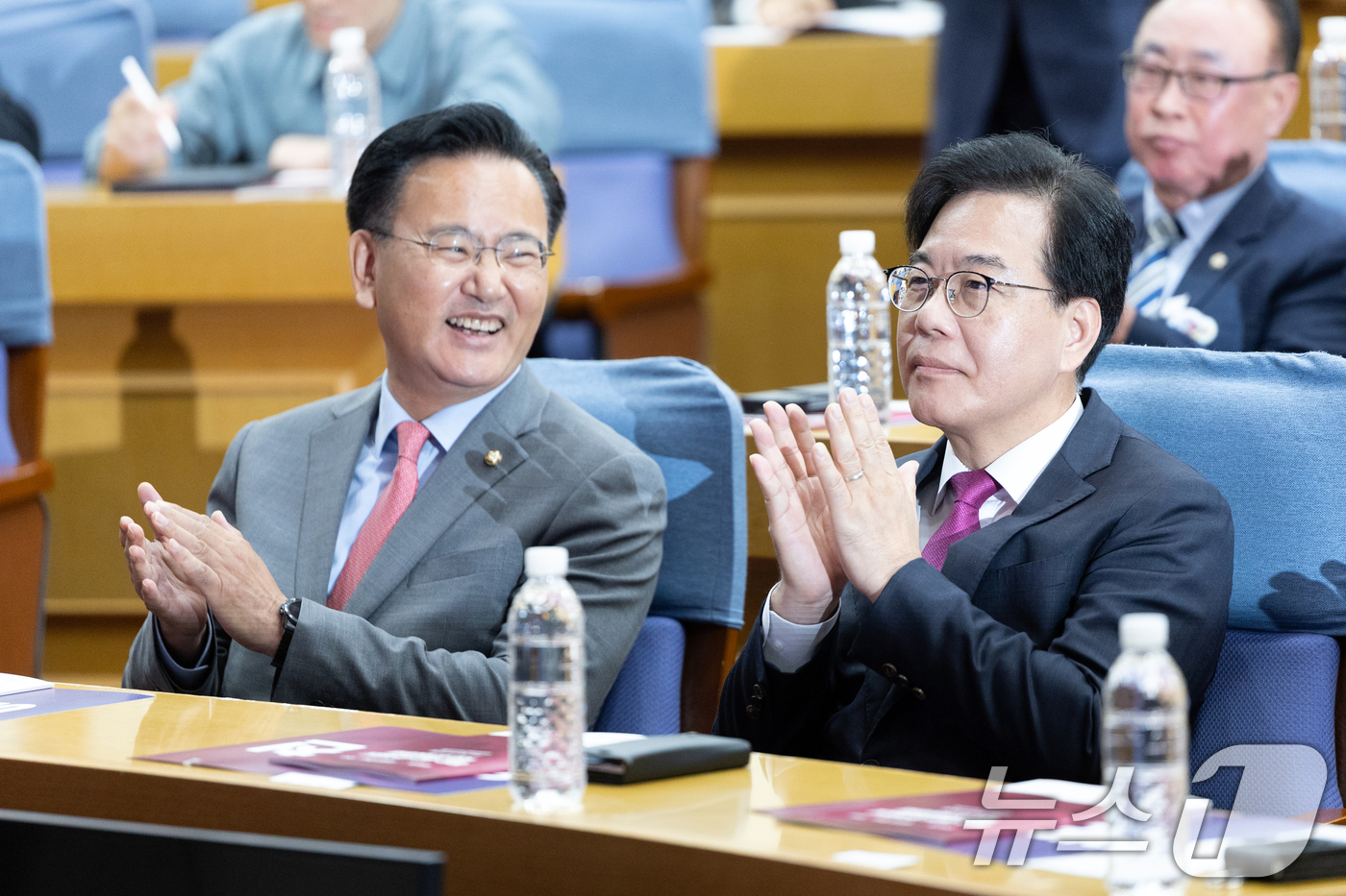 (서울=뉴스1) 이승배 기자 = 송언석 국민의힘 원내대표가 1일 서울 여의도 국회에서 열린 '용문~홍천 광역철도 정책토론회'에서 박수치고 있다. 2025.10.1/뉴스1