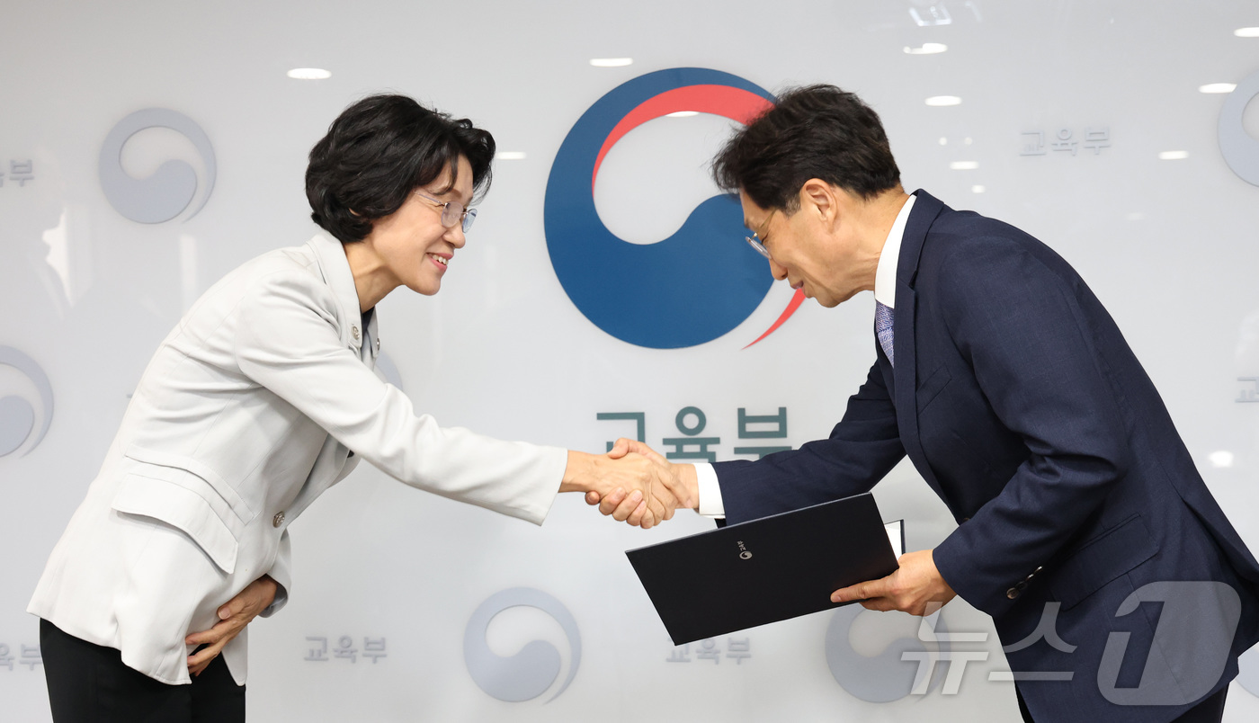 (세종=뉴스1) 김기남 기자 = 최은옥 교육부 차관이 1일 정부세종청사 교육부 회의실에서 열린 의대교육자문단 첫 회의에 앞서 이종태 한국의과대·의학전문대학원협회 이사장에게 위촉장을 …