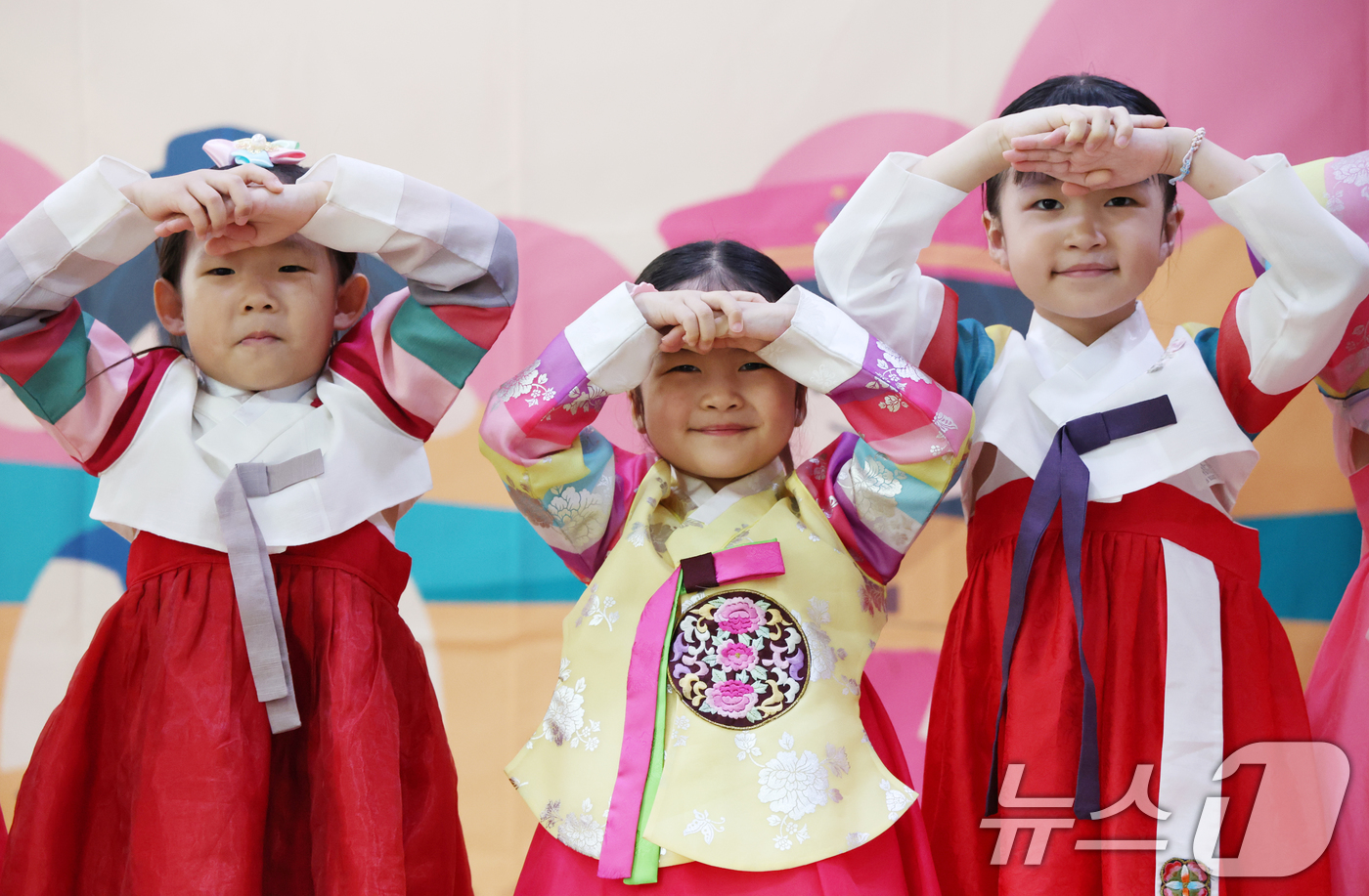 (수원=뉴스1) 김영운 기자 = 추석 연휴를 이틀 앞둔 1일 경기 수원시 장안구 해나라어린이집에서 어린이들이 큰절하는 방법을 배우고 있다. 2025.10.1/뉴스1