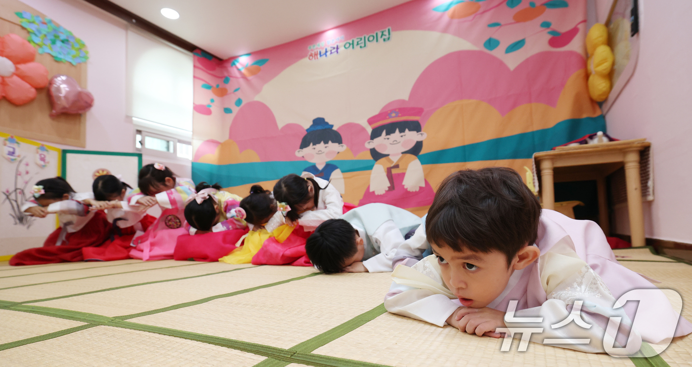 (수원=뉴스1) 김영운 기자 = 추석 연휴를 이틀 앞둔 1일 경기 수원시 장안구 해나라어린이집에서 어린이들이 큰절하는 방법을 배우고 있다. 2025.10.1/뉴스1