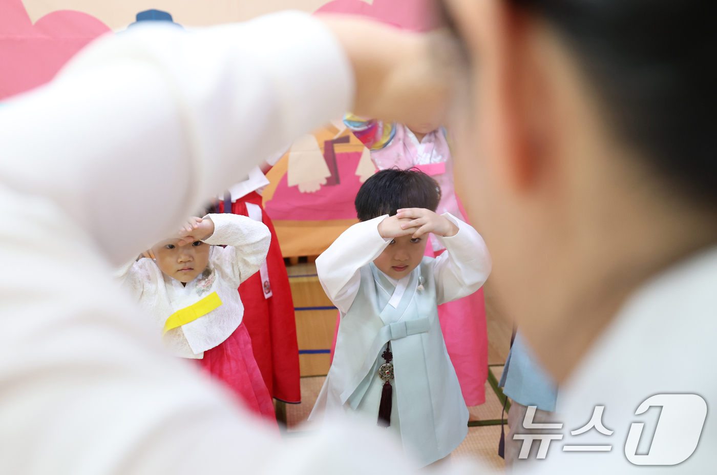 (수원=뉴스1) 김영운 기자 = 추석 연휴를 이틀 앞둔 1일 경기 수원시 장안구 해나라어린이집에서 어린이들이 큰절하는 방법을 배우고 있다. 2025.10.1/뉴스1
