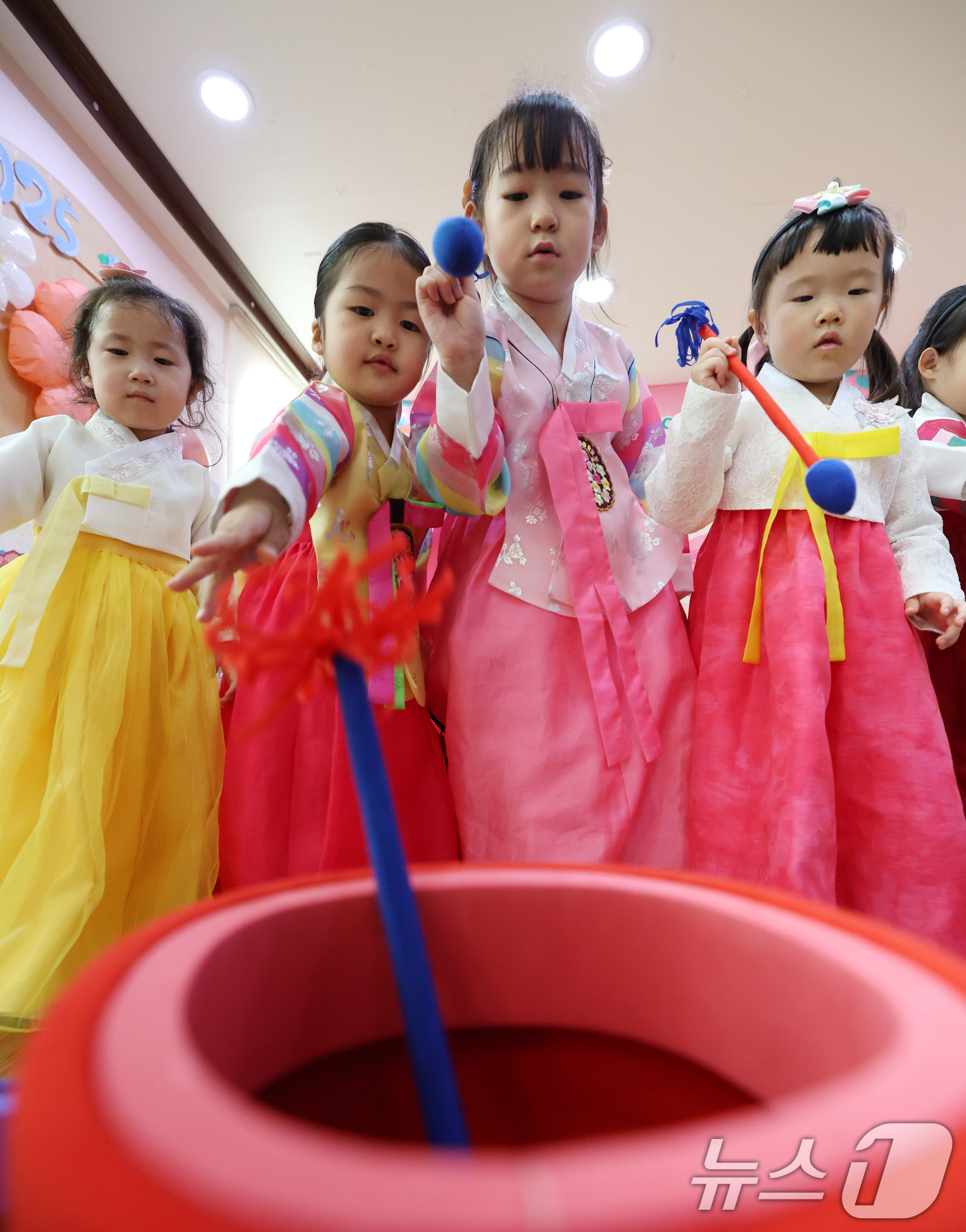 (수원=뉴스1) 김영운 기자 = 추석 연휴를 이틀 앞둔 1일 경기 수원시 장안구 해나라어린이집에서 어린이들이 전통놀이를 체험하고 있다. 2025.10.1/뉴스1