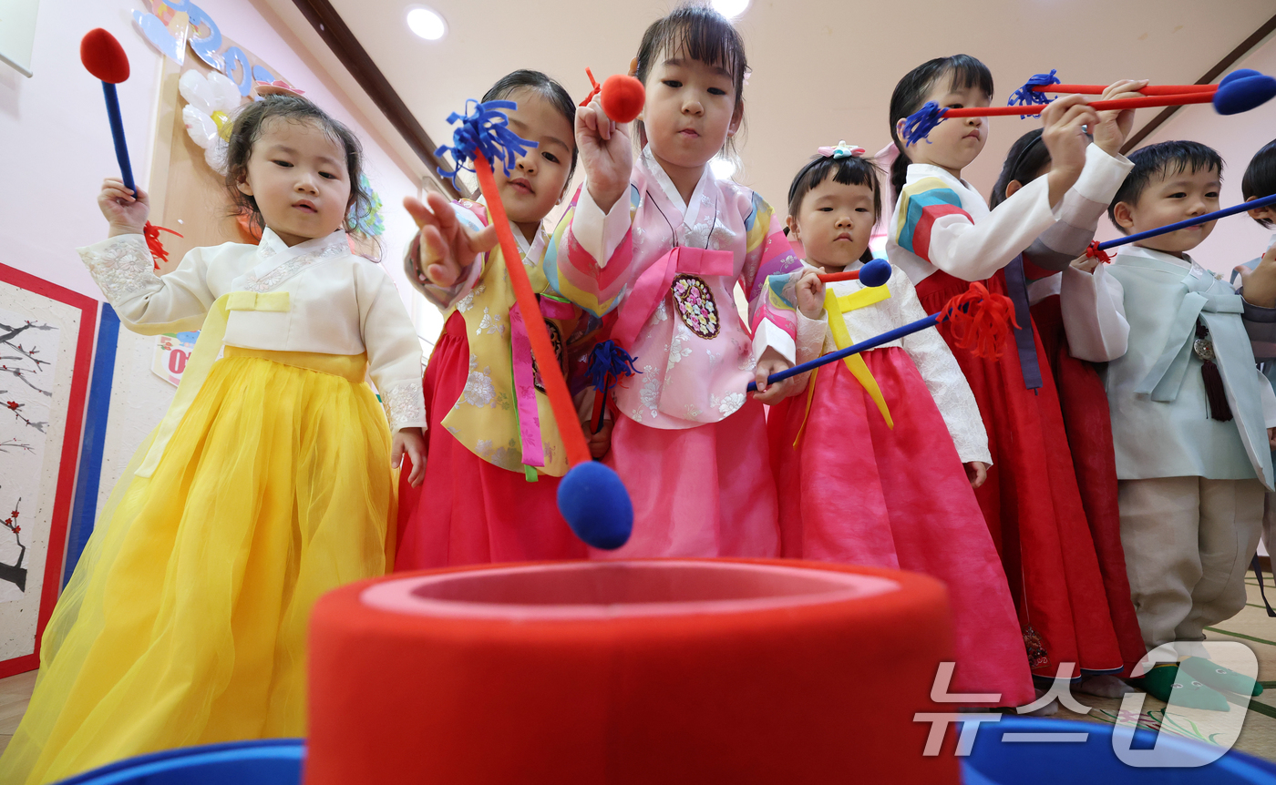 (수원=뉴스1) 김영운 기자 = 추석 연휴를 이틀 앞둔 1일 경기 수원시 장안구 해나라어린이집에서 어린이들이 전통놀이를 체험하고 있다. 2025.10.1/뉴스1