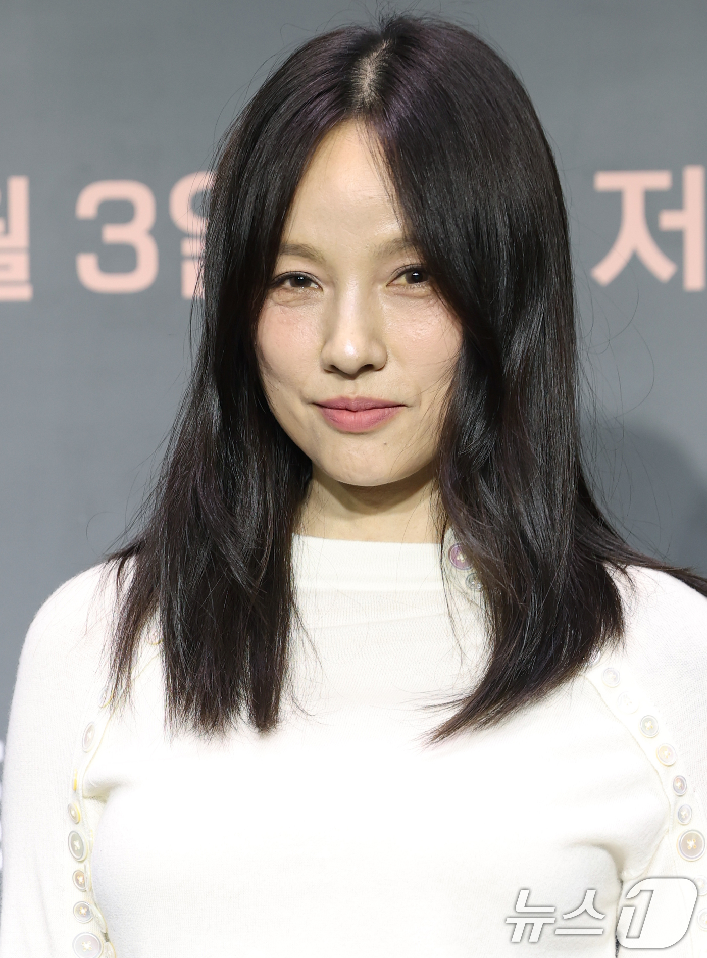 (서울=뉴스1) 권현진 기자 = 가수 이효리가 1일 서울 광진구 풀만 앰버서더 서울 이스트폴에서 열린 쿠팡플레이 '저스트 메이크업' 제작발표회에 참석해 포즈를 취하고 있다.'저스트 …