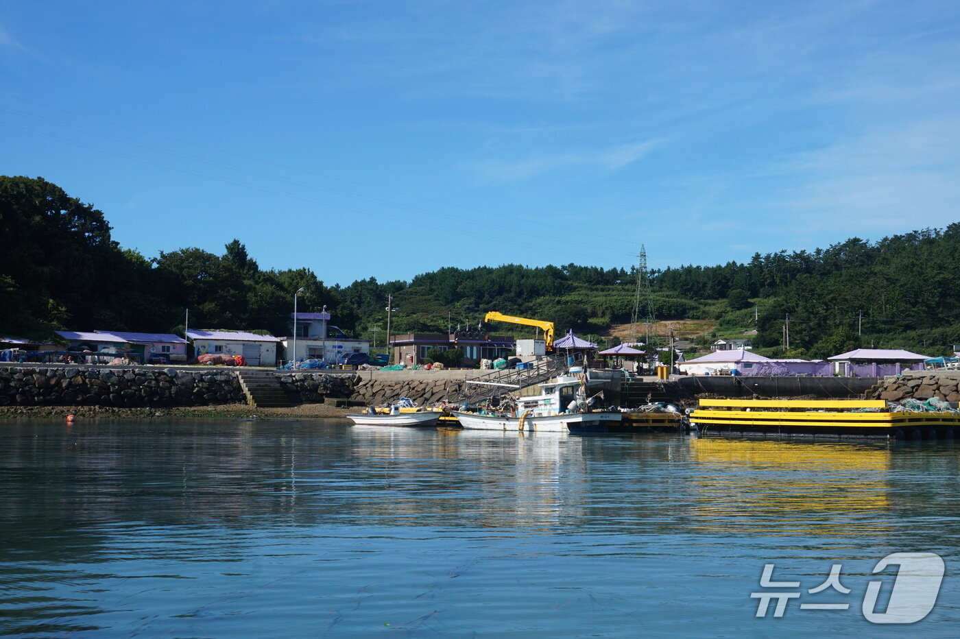 본문 이미지 - 선착장에서 본 소마마을. 2025.10.3/뉴스1 ⓒ News1 조영석 기자 