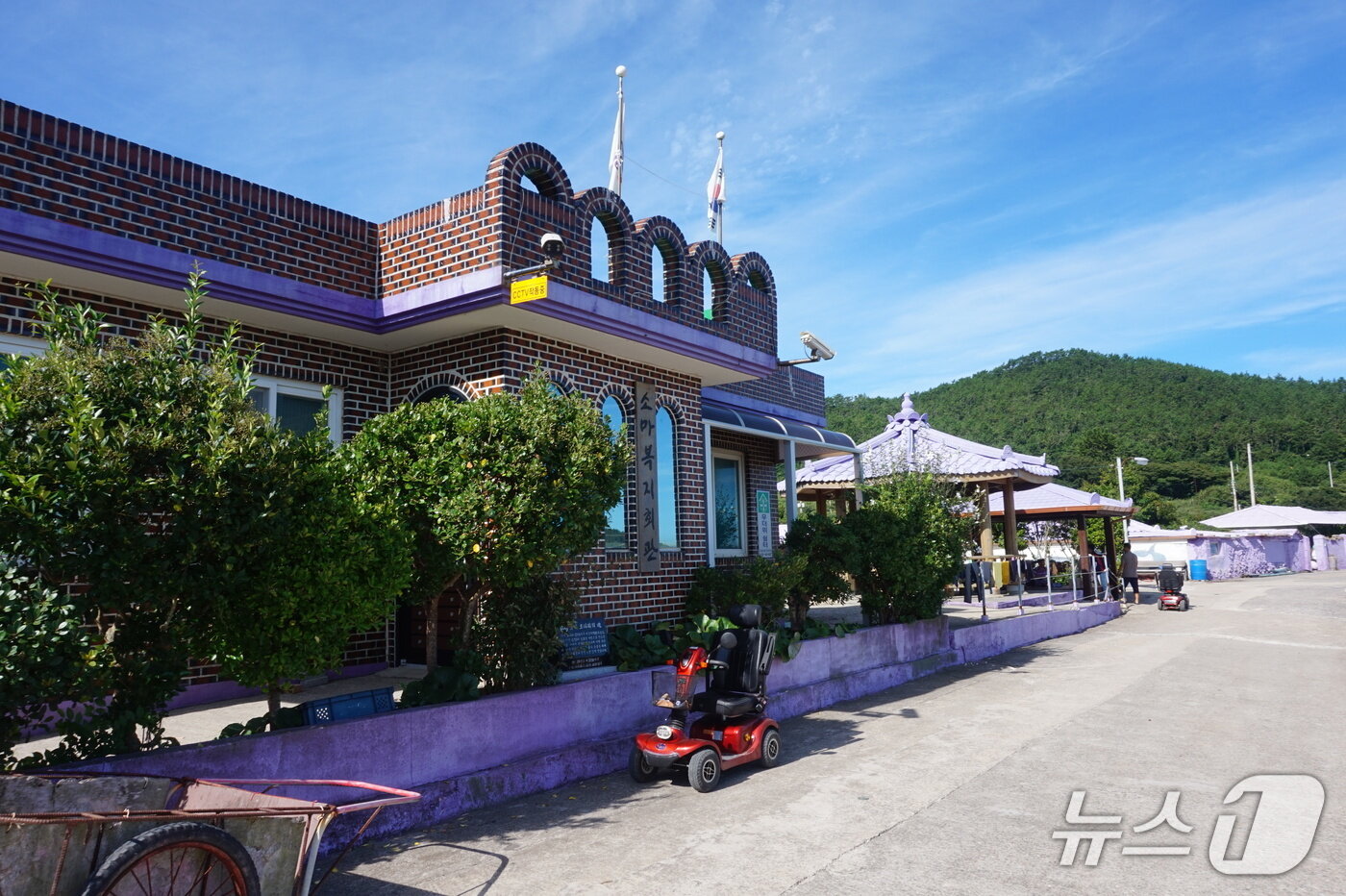 본문 이미지 - 소마도 선착장 앞, 마을 초입에 소마복지회관과 정자가 함께 놓여 주민들의 쉼터가 되고 있다.2025.10.3/뉴스1 ⓒ News1 조영석 기자 