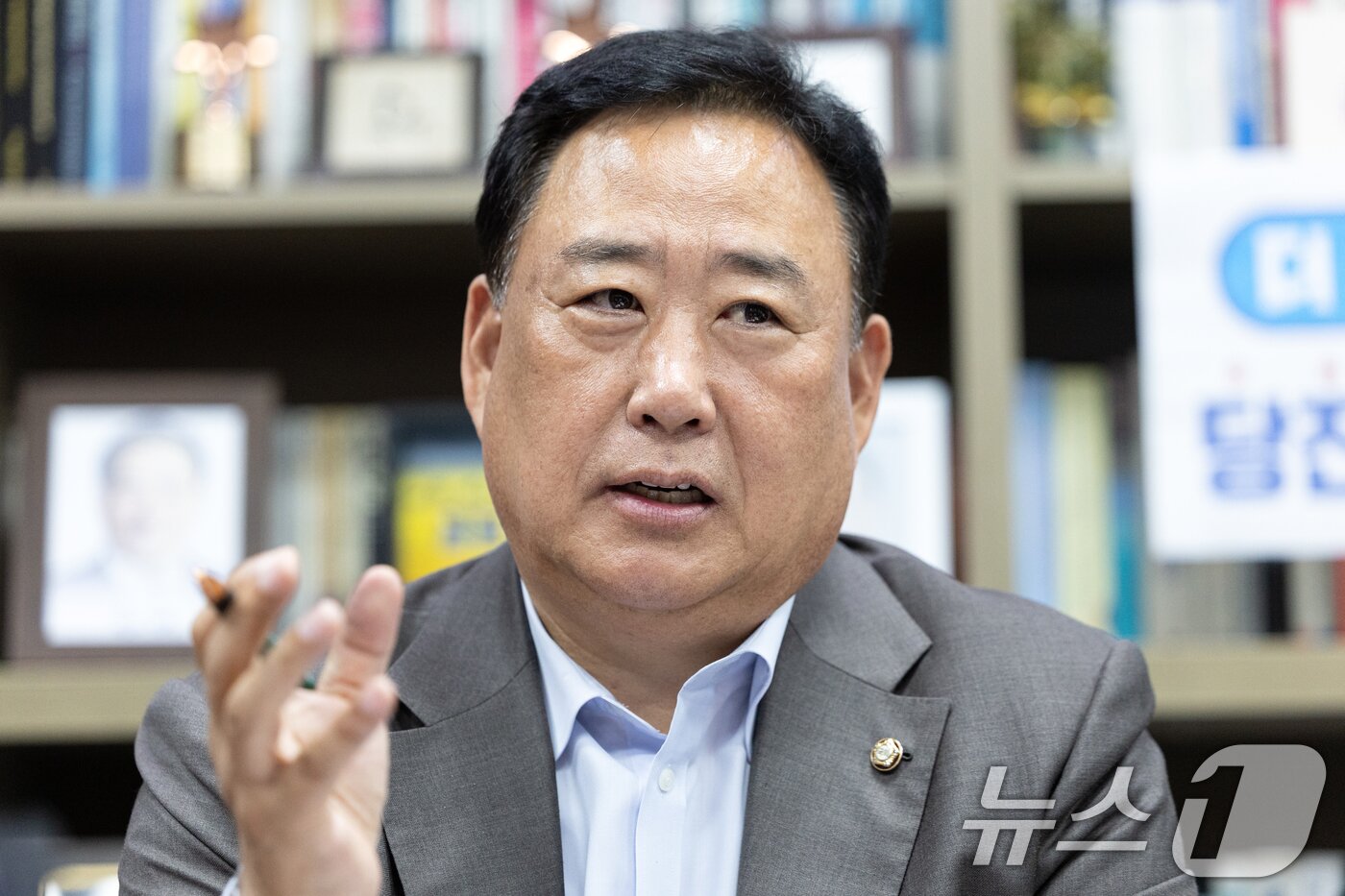 본문 이미지 - 어기구 국회 농림축산식품해양수산위원장이 1일 서울 여의도 국회 의원회관에서 뉴스1과 인터뷰하고 있다. ⓒ News1 이승배 기자