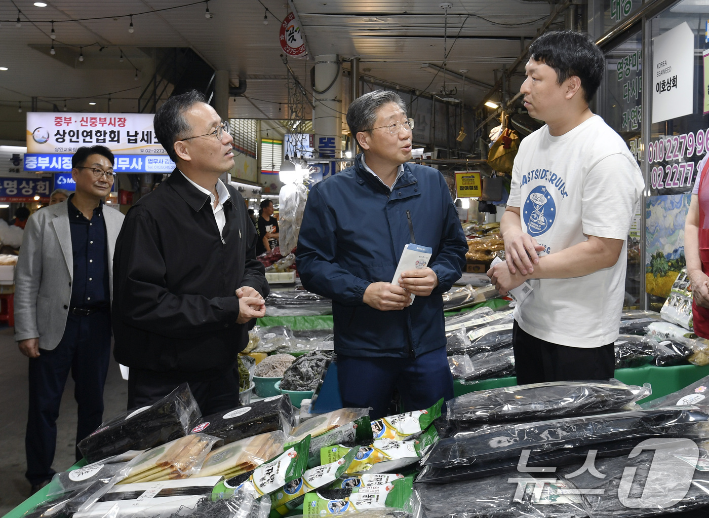 (서울=뉴스1) = 이형일 기획재정부 차관이 1일 서울 중구 신중부시장을 방문해 추석 성수품 가격 및 수급동향을 점검하고 있다. (기획재정부 제공. 재판매 및 DB 금지) 2025 …