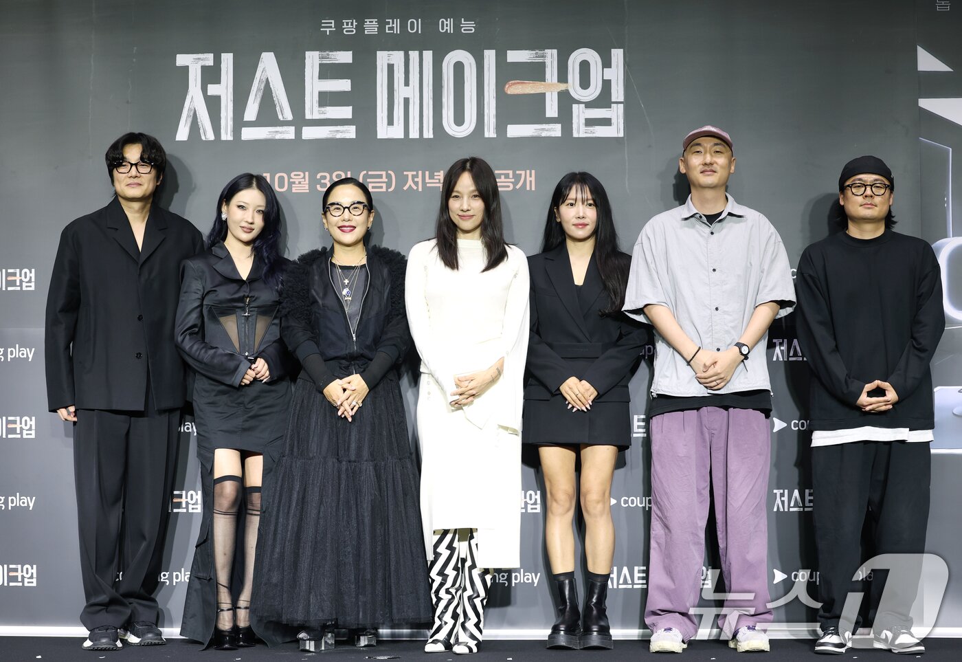 본문 이미지 - 심사 위원 이진수(왼쪽부터)와 이사배, 정샘물, MC 이효리, 심사위원 서옥, 심우진 PD, 박성환 PD가 1일 서울 광진구 풀만 앰버서더 서울 이스트폴에서 열린 쿠팡플레이 '저스트 메이크업' 제작발표회에 참석해 포즈를 취하고 있다. '저스트 메이크업'은 대한민국을 넘어 세계적으로 K-뷰티를 대표하는 메이크업 아티스트들이 자신만의 색깔로 치열하게 맞붙는 초대형 메이크업 서바이벌 프로그램으로 이효리가 MC를 맡았다. 2025.10.1/뉴스1 ⓒ News1 권현진 기자