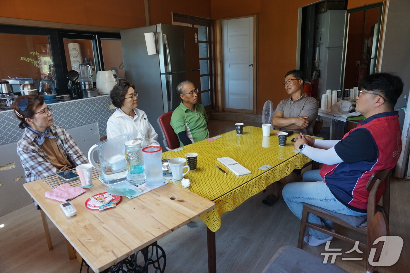 본문 이미지 - 김선민 이장&#40;오른쪽에서 두 번째&#41;과 관사도교회 김요셉 목사&#40;가운데&#41;가 소마도의 현안에 대해 주민 안현숙 씨와 진도노인복지회관 정애순 관장&#40;왼쪽에서부터&#41;, 김영두 팀장&#40;오른쪽 첫 번째&#41;등과 의견을 나누고 있다. 2025.10.3/뉴스1 ⓒ News1 조영석 기자 