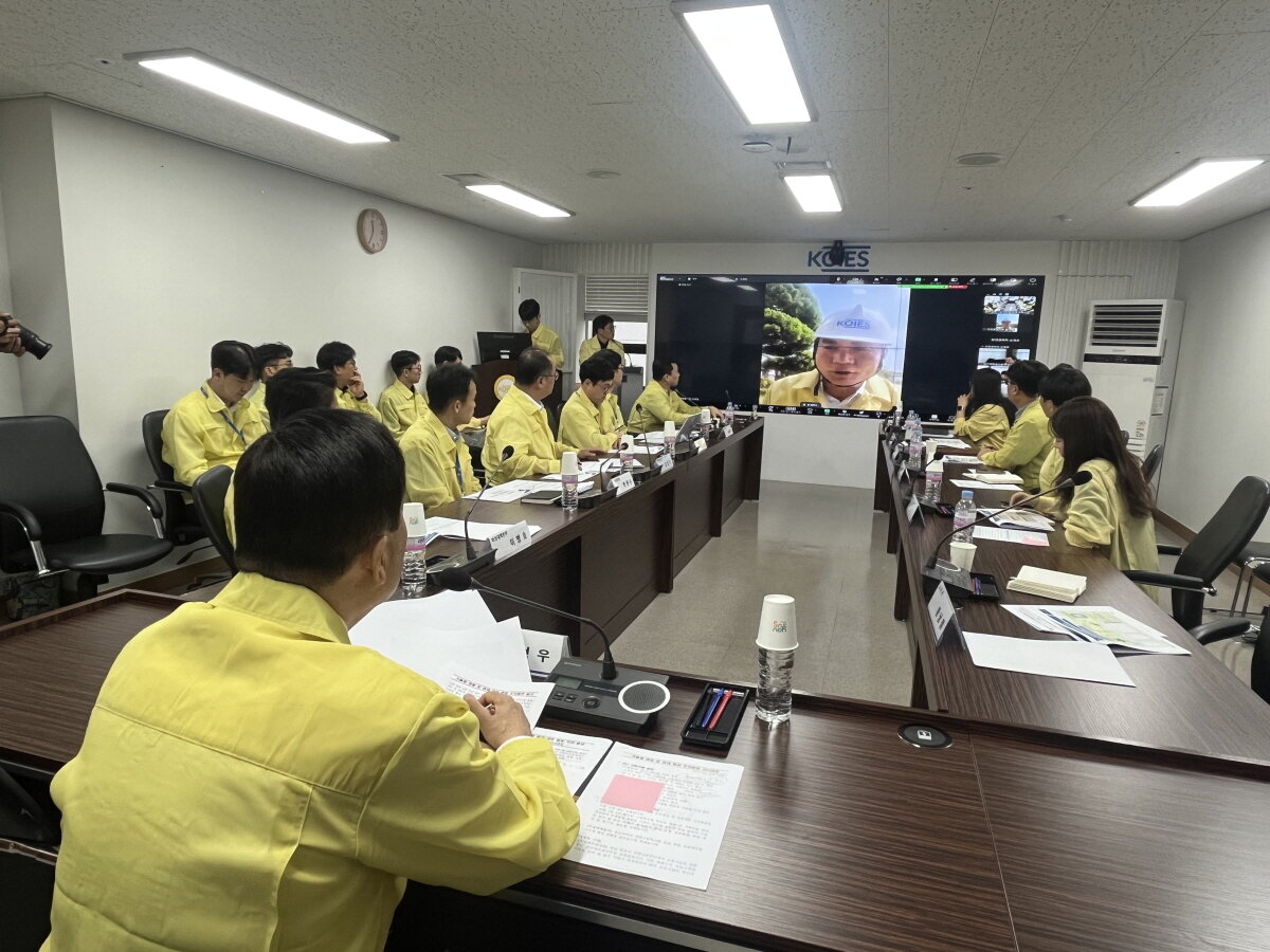 본문 이미지 - 한국교육시설안전원은 1일 교육부 및 전국 시도교육청 관계자와 대면 및 화상회의를 통해 가을철 태풍·화재 대비 합동 모의훈련을 실시했다. / 사진=한국교육시설안전원 제공