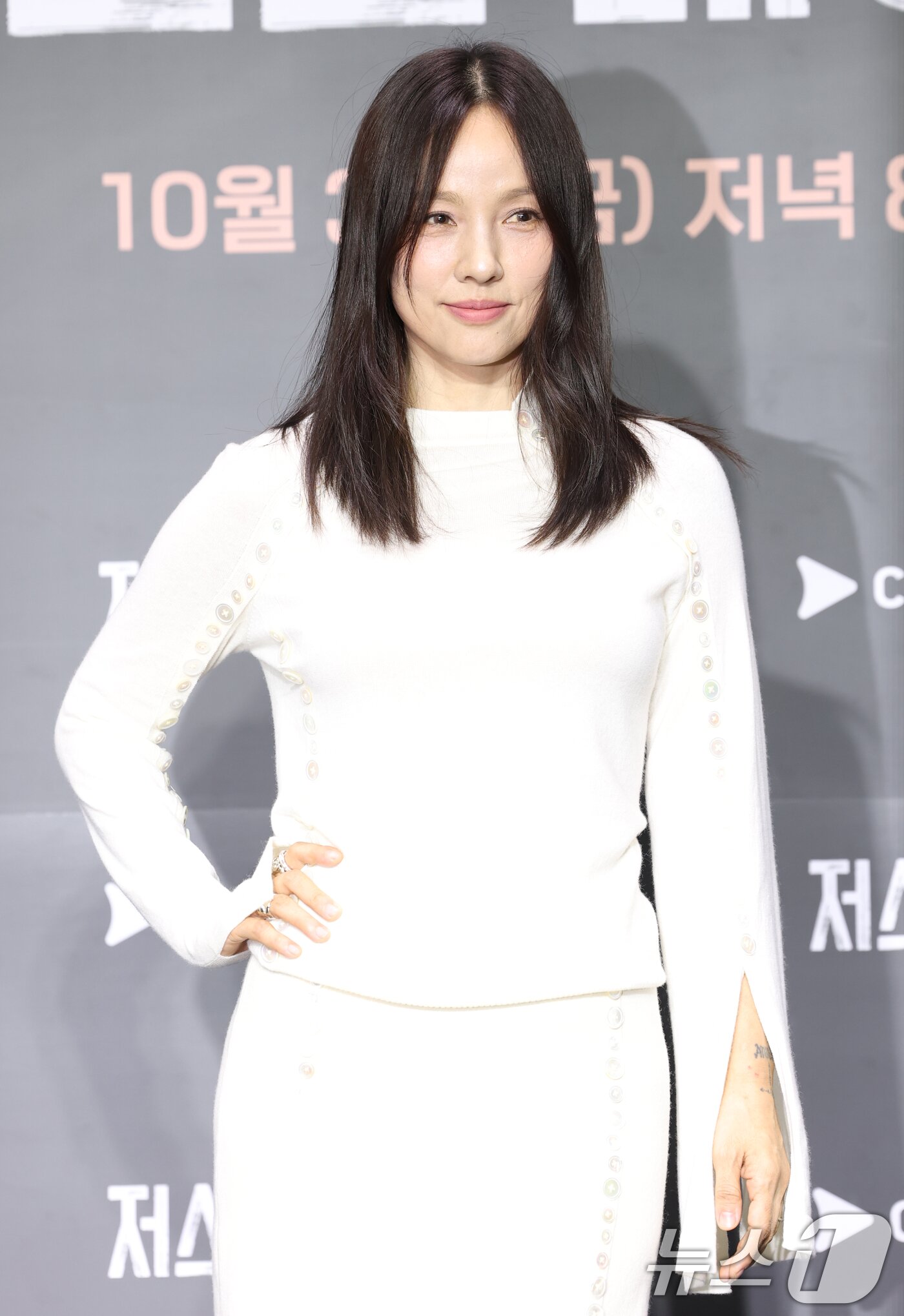 본문 이미지 - 가수 이효리가 1일 서울 광진구 풀만 앰버서더 서울 이스트폴에서 열린 쿠팡플레이 '저스트 메이크업' 제작발표회에 참석해 포즈를 취하고 있다. '저스트 메이크업'은 대한민국을 넘어 세계적으로 K-뷰티를 대표하는 메이크업 아티스트들이 자신만의 색깔로 치열하게 맞붙는 초대형 메이크업 서바이벌 프로그램으로 이효리가 MC를 맡았다. 2025.10.1/뉴스1 ⓒ News1 권현진 기자