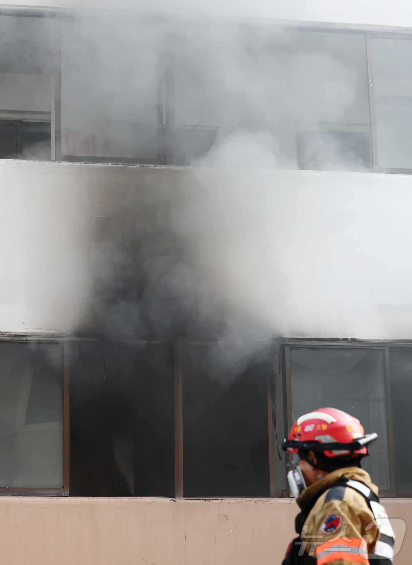 (서울=뉴스1) 김민지 기자 = 지난 1일 서울 노원구 상계마들아파트에서 열린 '2025 아파트 실험화재 재현실험'에서 아파트 실내에서 발화를 유도한 리튬이온배터리가 폭발하며 연기 …