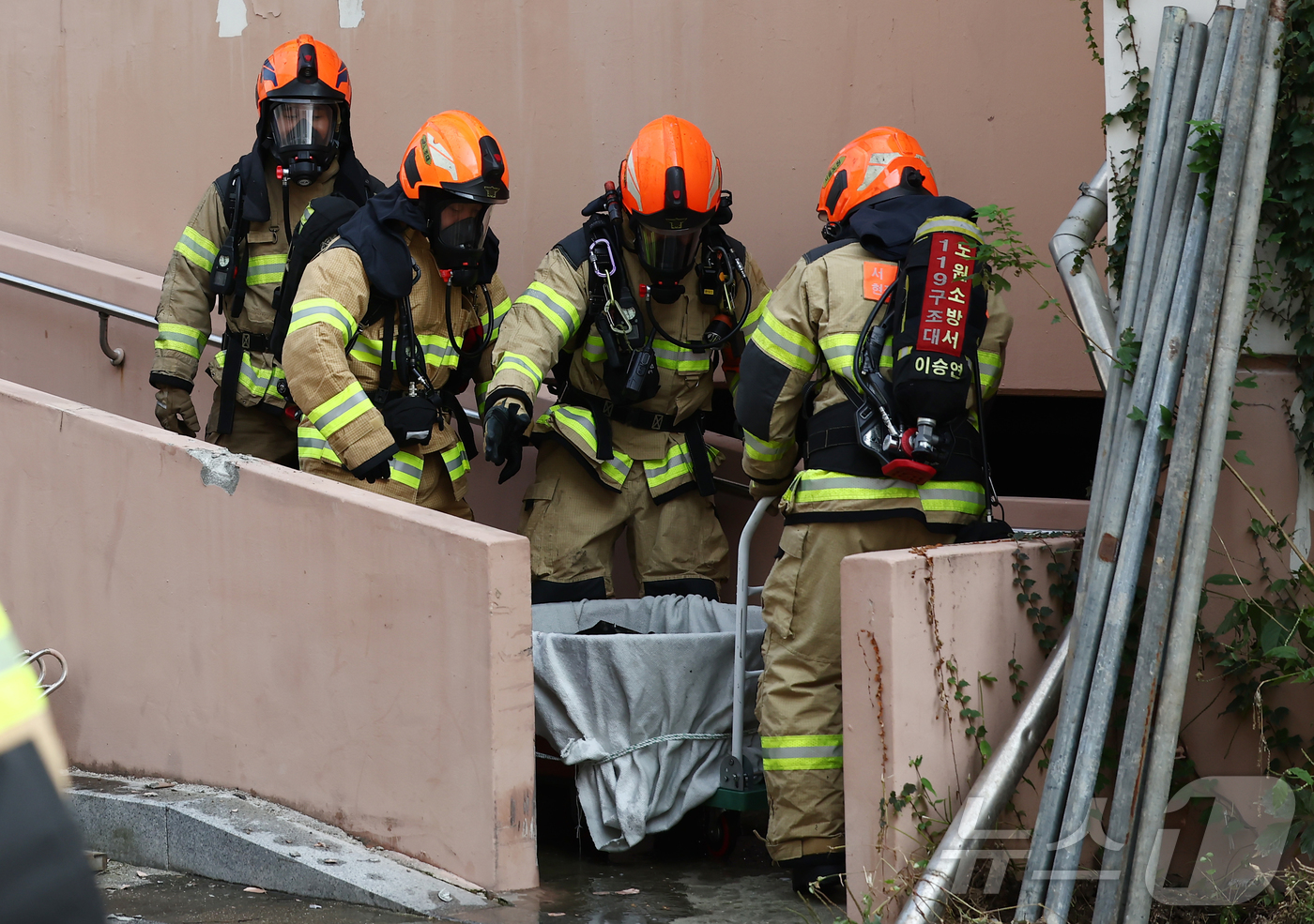(서울=뉴스1) 김민지 기자 = 지난 1일 서울 노원구 상계마들아파트에서 열린 '2025 아파트 실험화재 재현실험'에서 서울소방재난본부 소방대원들이 아파트 실내에서 발화를 유도한 …