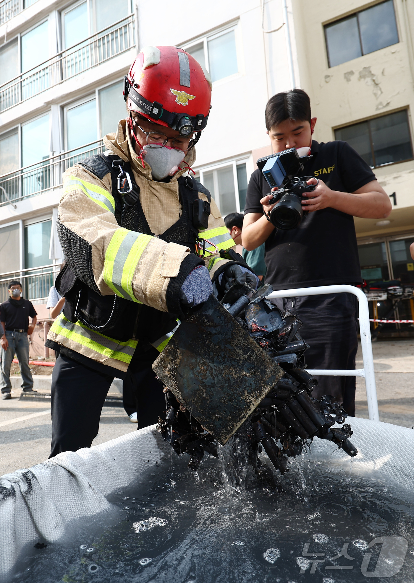 (서울=뉴스1) 김민지 기자 = 지난 1일 서울 노원구 상계마들아파트에서 열린 '2025 아파트 실험화재 재현실험'에서 서울소방재난본부 소방대원들이 아파트 실내에서 발화를 유도한 …