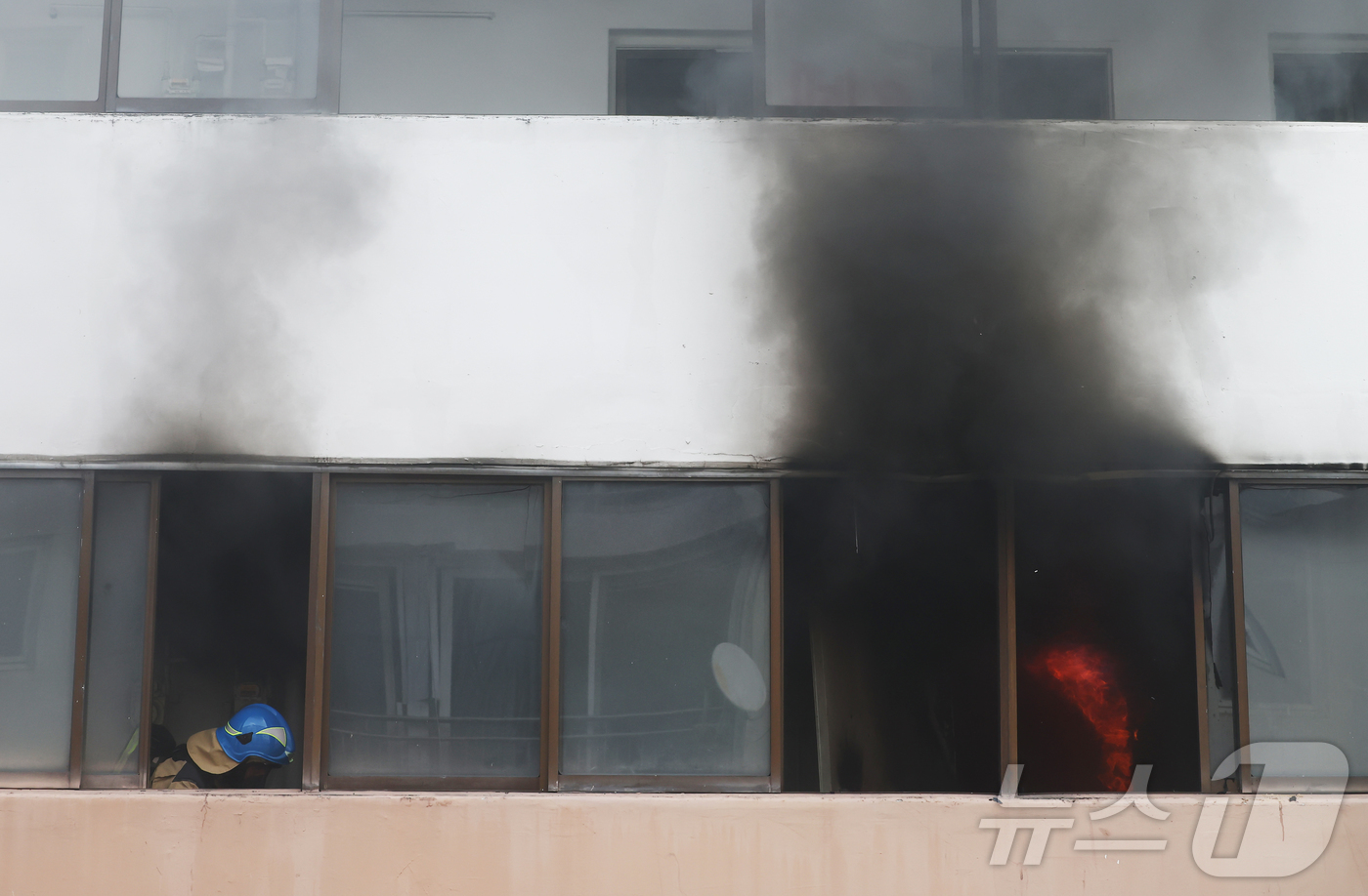(서울=뉴스1) 김민지 기자 = 지난 1일 서울 노원구 상계마들아파트에서 열린 '2025 아파트 실험화재 재현실험'에서 아파트 실내에서 발화를 유도한 리튬이온배터리가 폭발하며 연기 …