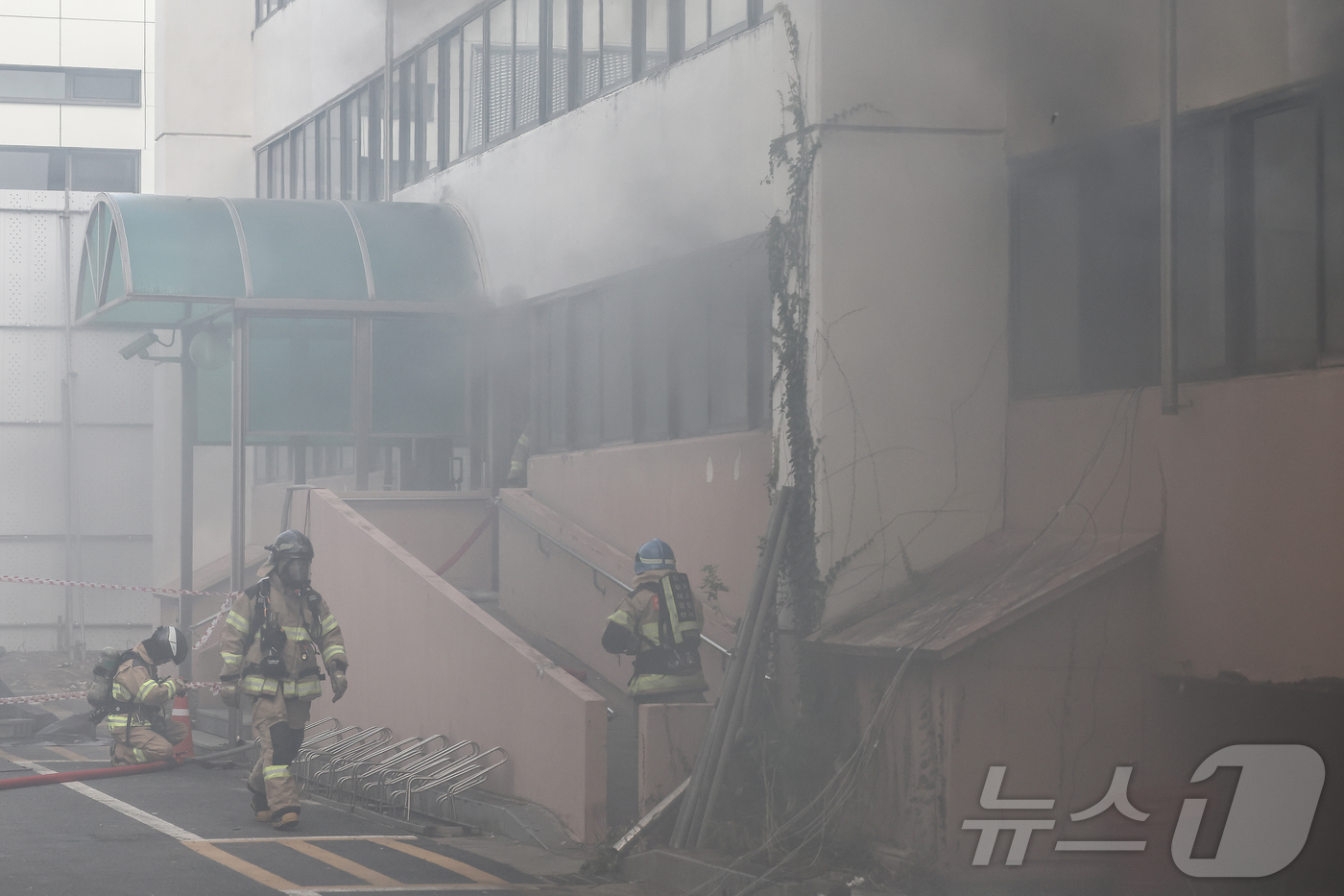 (서울=뉴스1) 김민지 기자 = 지난 1일 서울 노원구 상계마들아파트에서 열린 '2025 아파트 실험화재 재현실험'에서 서울소방재난본부 소방대원들이 아파트 실내에서 발화를 유도한 …
