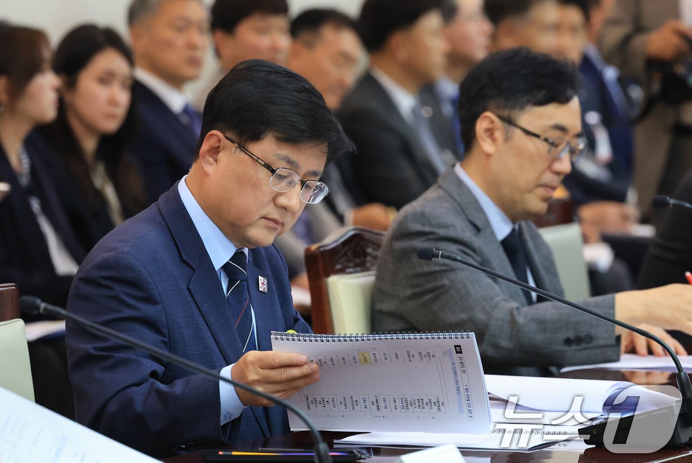 본문 이미지 - 김성환 기후에너지환경부 장관이 1일 서울 종로구 정부서울청사에서 열린 제1차 국가기간 전력망 확충위원회에서 자료를 살펴보고 있다. 2025.10.1/뉴스1 ⓒ News1 임세영 기자