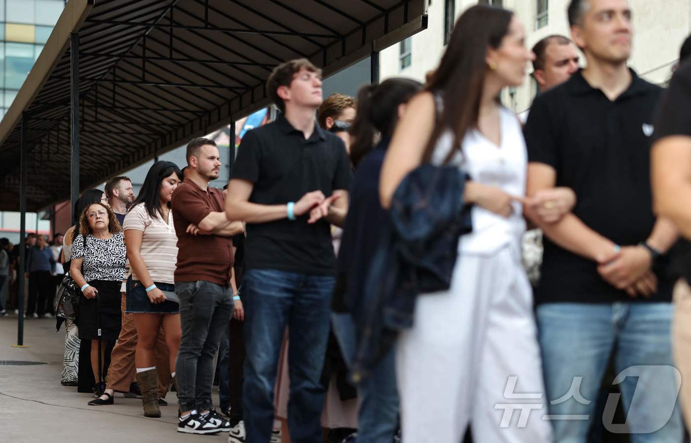 본문 이미지 - ABC 심야 토크쇼 &#39;지미 키멀 라이브&#39; 편성이 복구된 첫날인 9월 23일&#40;현지시간&#41; 미국 로스앤젤레스 할리우드에서 팬들이 녹화를 보기 위해 줄을 서 있다. 2025.09.23. ⓒ AFP=뉴스1 ⓒ News1 윤다정 기자