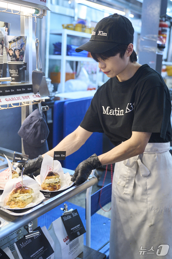 (서울=뉴스1) = 마뗑킴은 광장마켓점 오픈을 기념하여 광장시장 대표 맛집 상인들과 손을 잡고 이색 콜라보레이션을 진행한다고 1일 밝혔다.서울 종로구 광장시장에서 상인들이 볼캡과 …