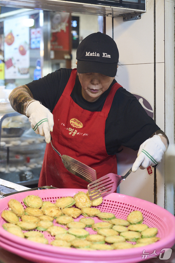 (서울=뉴스1) = 마뗑킴은 광장마켓점 오픈을 기념하여 광장시장 대표 맛집 상인들과 손을 잡고 이색 콜라보레이션을 진행한다고 1일 밝혔다.서울 종로구 광장시장에서 상인들이 볼캡과 …