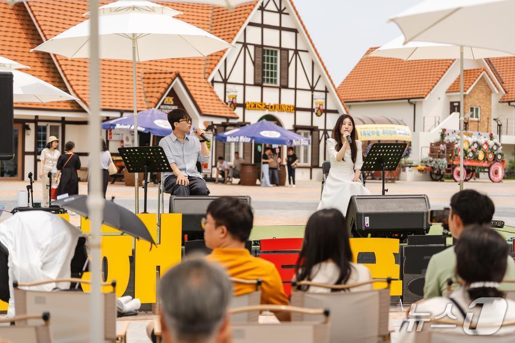 본문 이미지 - 도르프 청년마켓 버스킹 공연.(남해군 제공. 재판매 및 DB금지)