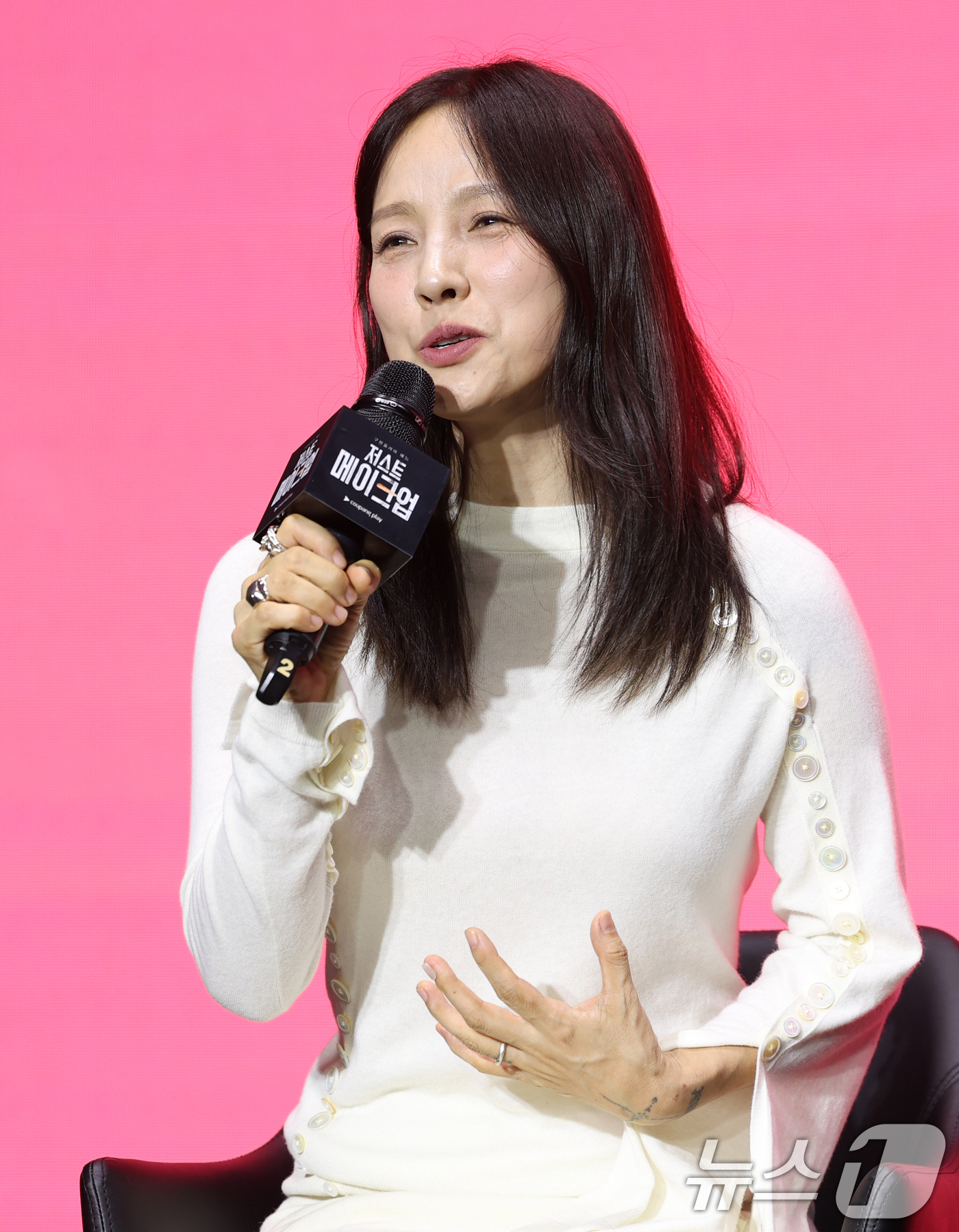 (서울=뉴스1) 권현진 기자 = 가수 이효리가 1일 서울 광진구 풀만 앰버서더 서울 이스트폴에서 열린 쿠팡플레이 '저스트 메이크업' 제작발표회에 참석해 취재진 질문에 답하고 있다. …