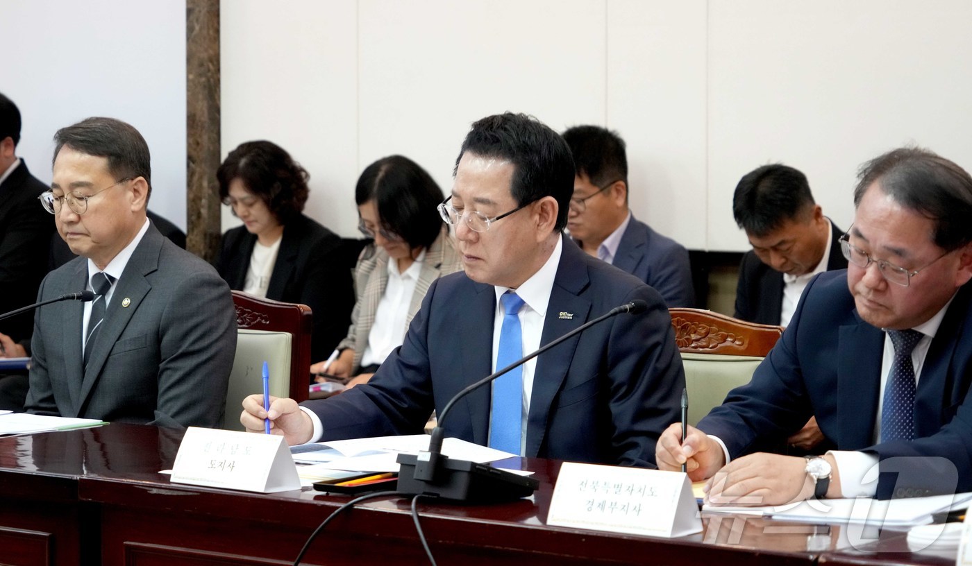 (무안=뉴스1) 전원 기자 = 김영록 전라남도지사가 1일 오후 김민석 국무총리(위원장)를 비롯한 관계 장관, 지자체, 위촉위원들이 참석한 가운데 정부서울청사에서 열린 ‘제1차 국가 …