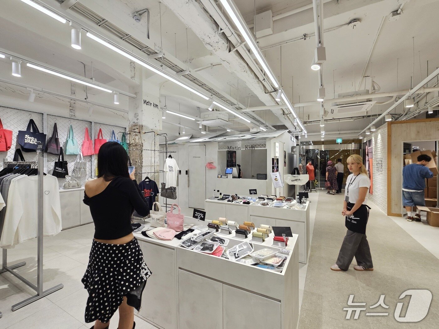 본문 이미지 - 마뗑킴이 1일 서울 종로구 소재 광장시장에 광장마켓점 문을 열었다.ⓒ 뉴스1/김진희 기자.