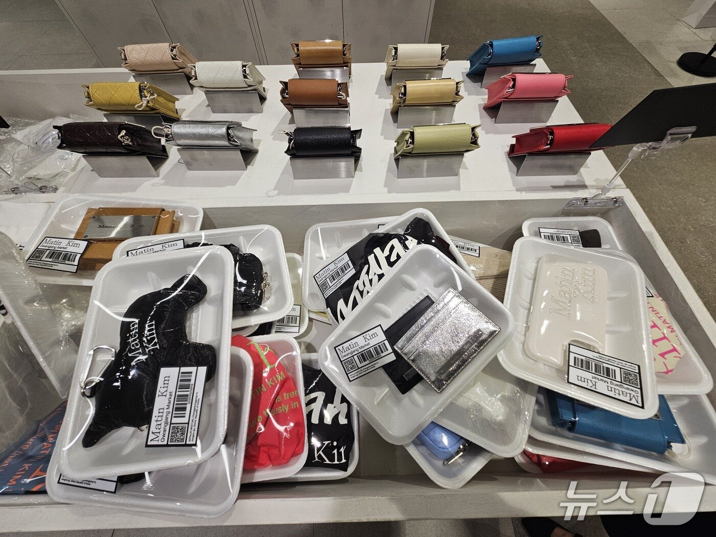 본문 이미지 - 마뗑킴이 1일 서울 종로구 소재 광장시장에 광장마켓점 문을 열었다.ⓒ 뉴스1/김진희 기자.