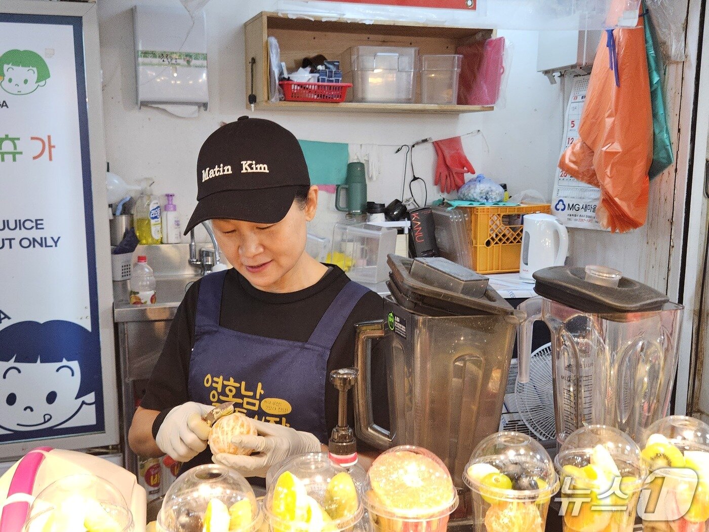 본문 이미지 - 마뗑킴이 1일 서울 종로구 소재 광장시장에 광장마켓점 문을 열었다. 이날 광장시장 상인들이 마뗑킴 제품을 착용하고 있는 모습.ⓒ 뉴스1/김진희 기자.